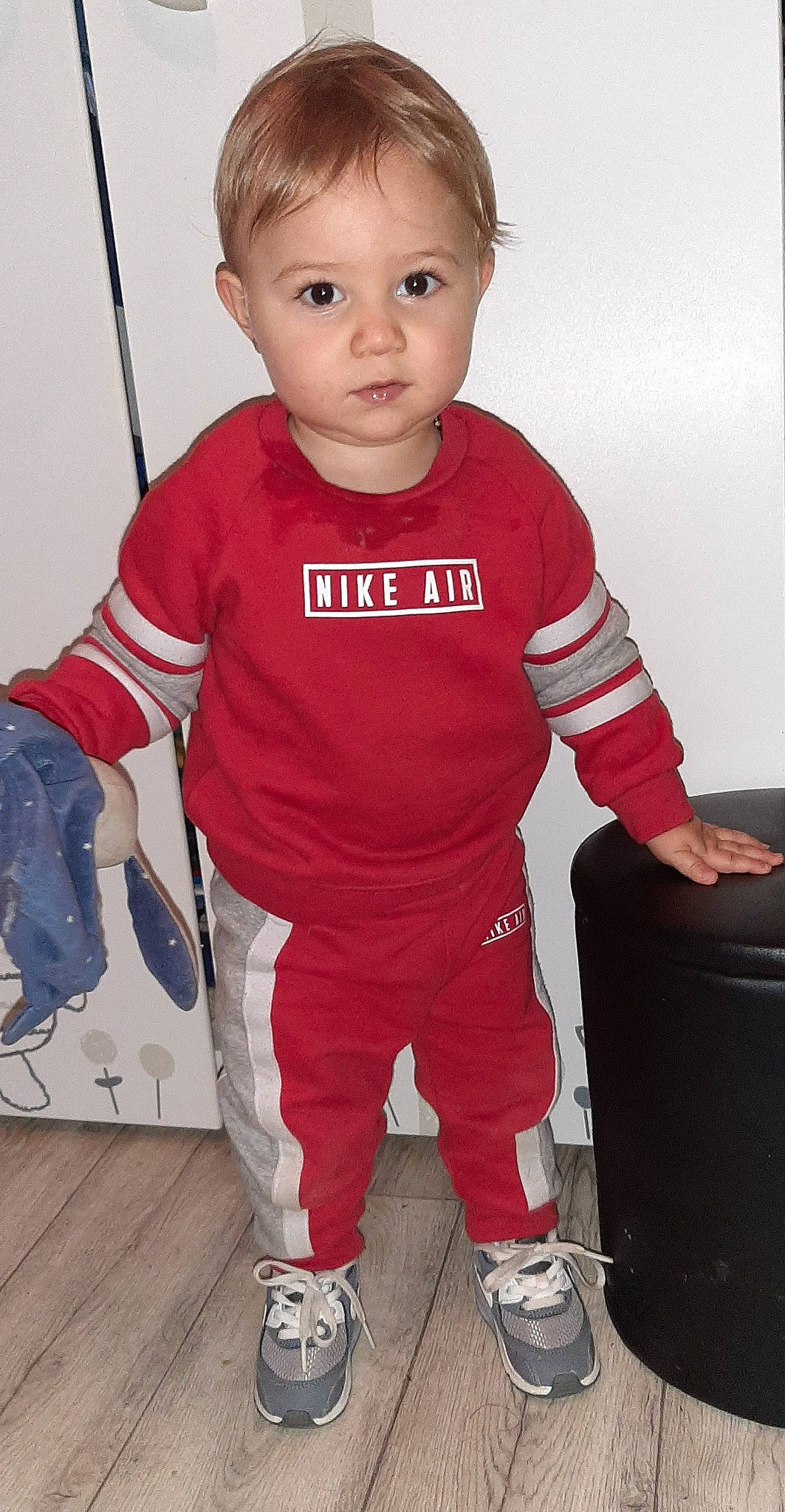 Kenzo participe au concours pour gagner de l'argent avec cette photo : baby, baby_toddler_clothing, cheek, child, electric_blue, eye, floor, flooring, happy, knee, leg, organ, person, red, shoe, sleeve, sportswear, standing, t_shirt, toddler