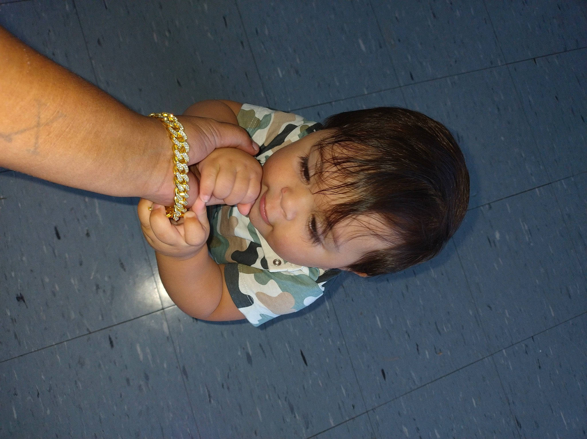 Jedi is registered to the contest to win money with this photo: baby, baby_toddler_clothing, bracelet, child, elbow, eyewear, finger, foot, gesture, glasses, happy, head, human_leg, jewellery, nail, person, skin, thumb, toddler, wood