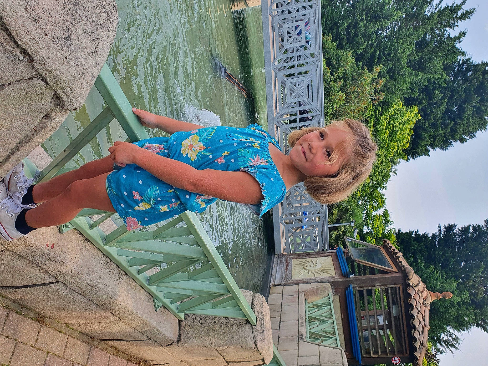 Laura a rejoint le concours — aidez-le/la à gagner de superbes lots ! child, daytime, electric_blue, fun, grass, happy, human_leg, joy, leisure, pattern, person, recreation, sandal, shorts, sky, smile, t_shirt, thigh, tree, vacation