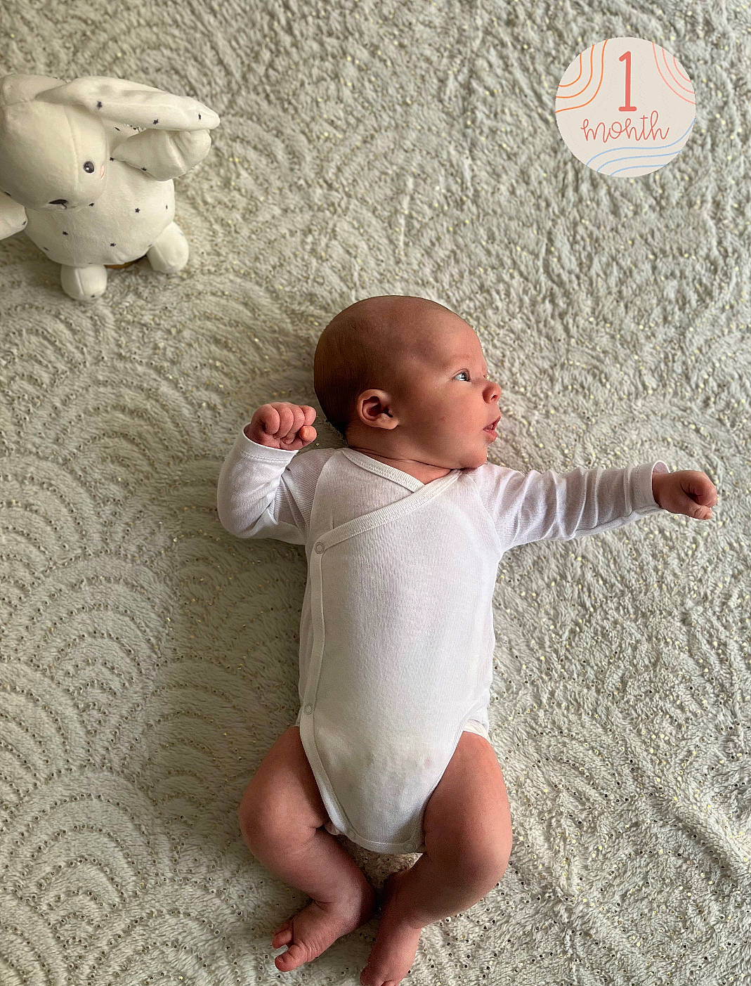 Elias a rejoint le concours — aidez-le/la à gagner de superbes lots ! baby, baby_toddler_clothing, barefoot, child, comfort, elbow, flooring, foot, gesture, happy, human_leg, infant_bodysuit, mammal, person, pink, skin, sleeve, textile, toddler, toy