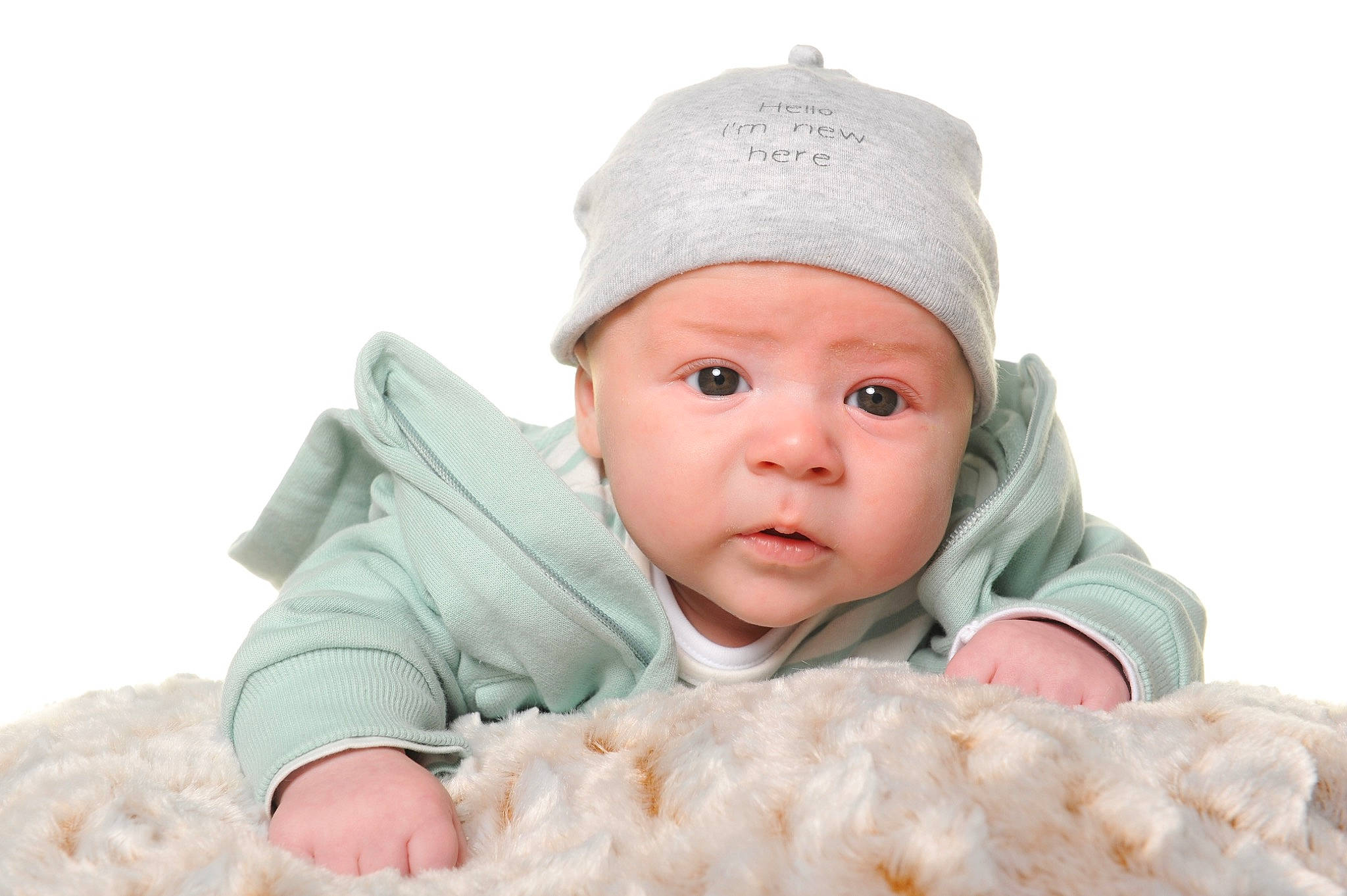 Elias a rejoint le concours — aidez-le/la à gagner de superbes lots ! baby, baby_products, baby_toddler_clothing, beanie, cap, cheek, child, comfort, fashion_accessory, fur, gesture, happy, headwear, linens, person, portrait_photography, sitting, skin, sleeve, thumb