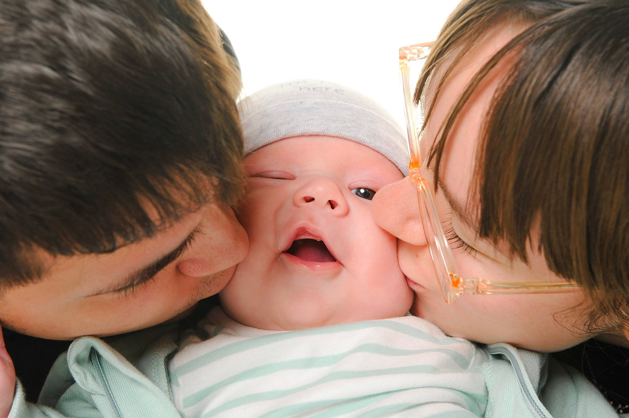 Elias a rejoint le concours — aidez-le/la à gagner de superbes lots ! baby, cheek, cheek_kissing, close_up, ear, eyelash, forehead, fun, gesture, grass, happy, interaction, iris, lip, mouth, nose, people_in_nature, person, skin, smile