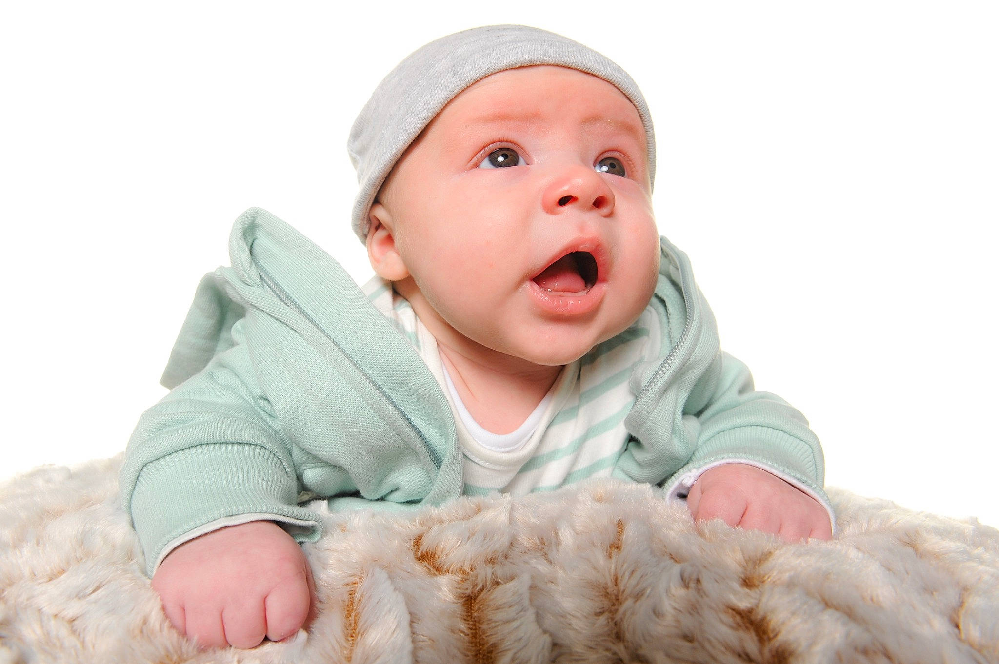 Elias a rejoint le concours — aidez-le/la à gagner de superbes lots ! baby, baby_toddler_clothing, cheek, child, clothing, collar, comfort, fun, fur, gesture, happy, linens, nose, person, portrait_photography, sitting, skin, sleeve, smile, thumb