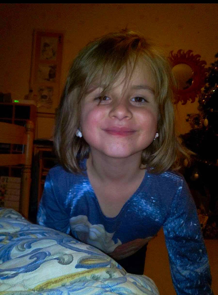 Lola participe au concours pour gagner de l'argent avec cette photo : bangs, bedding, blond, brown_hair, cheek, child, christmas_tree, event, fun, happy, hime_cut, iris, joy, laugh, linens, person, room, shelf, sitting, smile