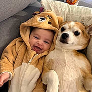 Méline a rejoint le concours — aidez-le/la à gagner de superbes lots ! animal, baby, child, couch, cozy, cute, dog, face, fur, happy, indoor, lying_down, onesie, pet, pillow, puppy, relaxed, smiling, snack, together