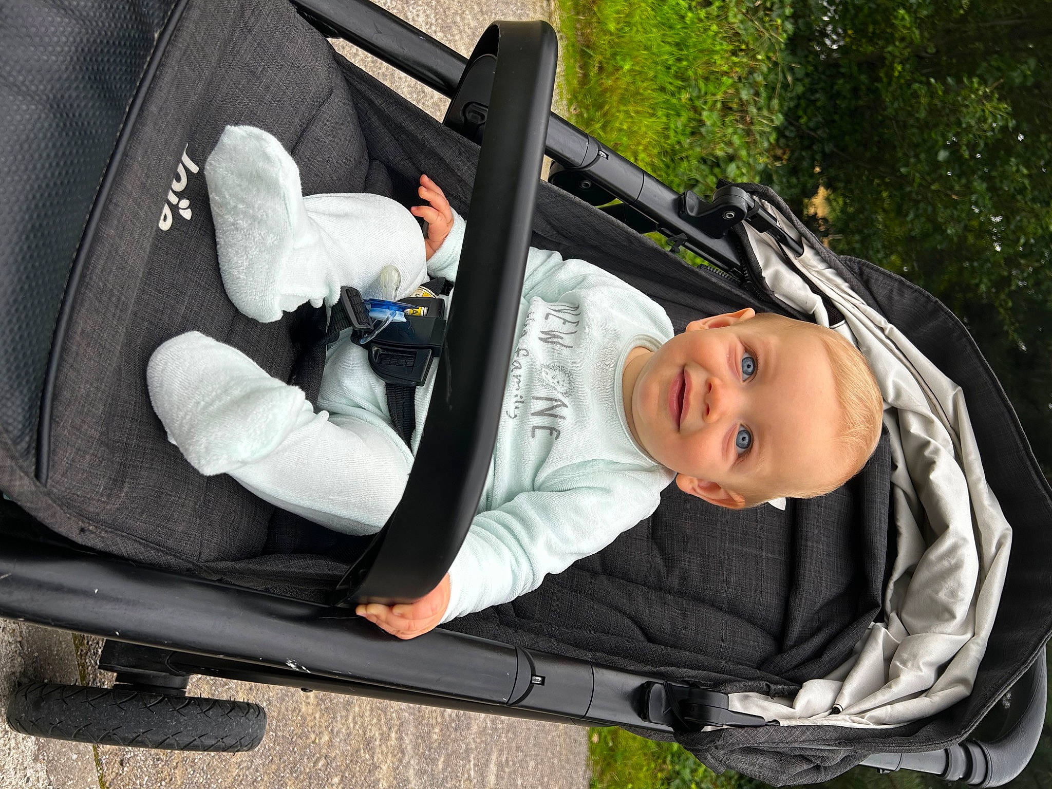 Eliott participe au concours pour gagner de l'argent avec cette photo : auto_part, automotive_design, automotive_exterior, baby, baby_carriage, baby_products, car, car_seat, comfort, family_car, grass, joy, luxury_vehicle, motor_vehicle, person, plant, smile, tire, toddler, tree