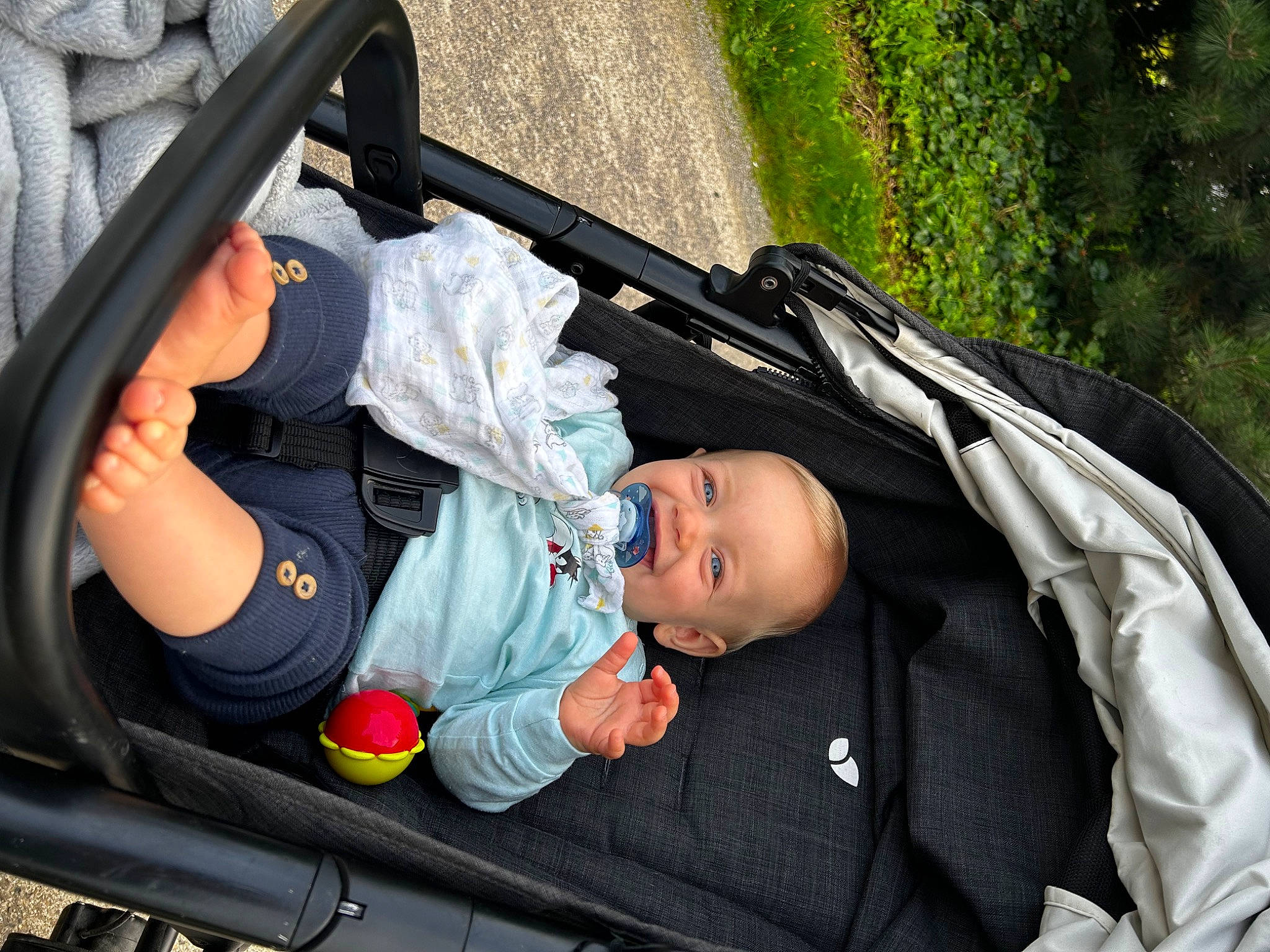 Eliott participe au concours pour gagner de l'argent avec cette photo : auto_part, automotive_design, automotive_exterior, baby, baby_carriage, baby_products, bag, car_seat, child, comfort, family_car, grass, joy, luggage_and_bags, motor_vehicle, person, plant, toddler, travel, vehicle