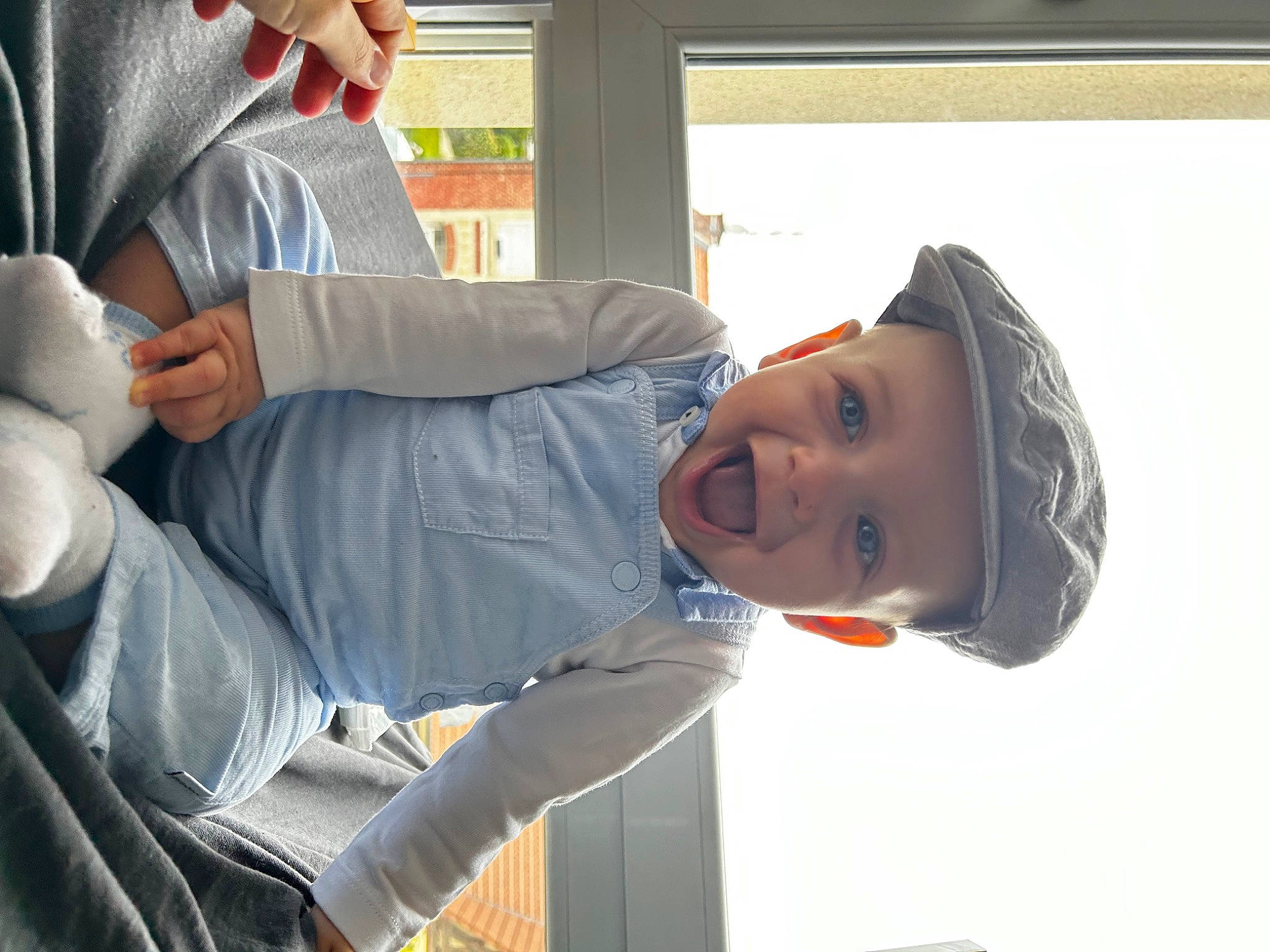 Eliott participe au concours pour gagner de l'argent avec cette photo : child, comfort, denim, elbow, eyewear, fun, gesture, hat, headwear, knee, leisure, person, personal_protective_equipment, sitting, smile, t_shirt, tree