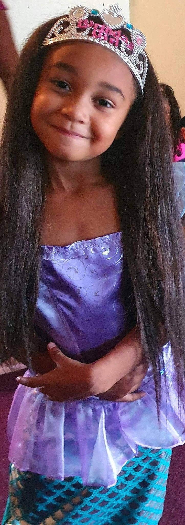 Noemí is registered to the contest to win money with this photo: bangs, black_hair, brown_hair, chest, hair, hair_coloring, hairstyle, headwear, joy, lace_wig, layered_hair, lip, long_hair, mouth, neck, person, photography, purple, selfie