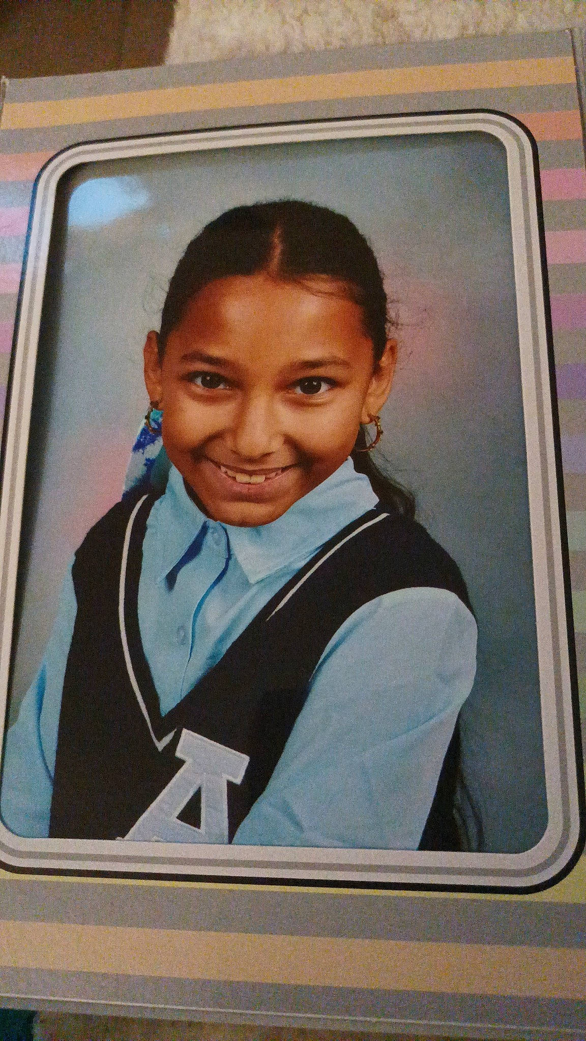 Solea participe au concours pour gagner de l'argent avec cette photo : advertising, art, auto_part, automotive_design, automotive_exterior, display_device, gadget, joy, luxury_vehicle, motor_vehicle, multimedia, netbook, person, portrait, room, screen, smile, uniform, vehicle_door, white_collar_worker