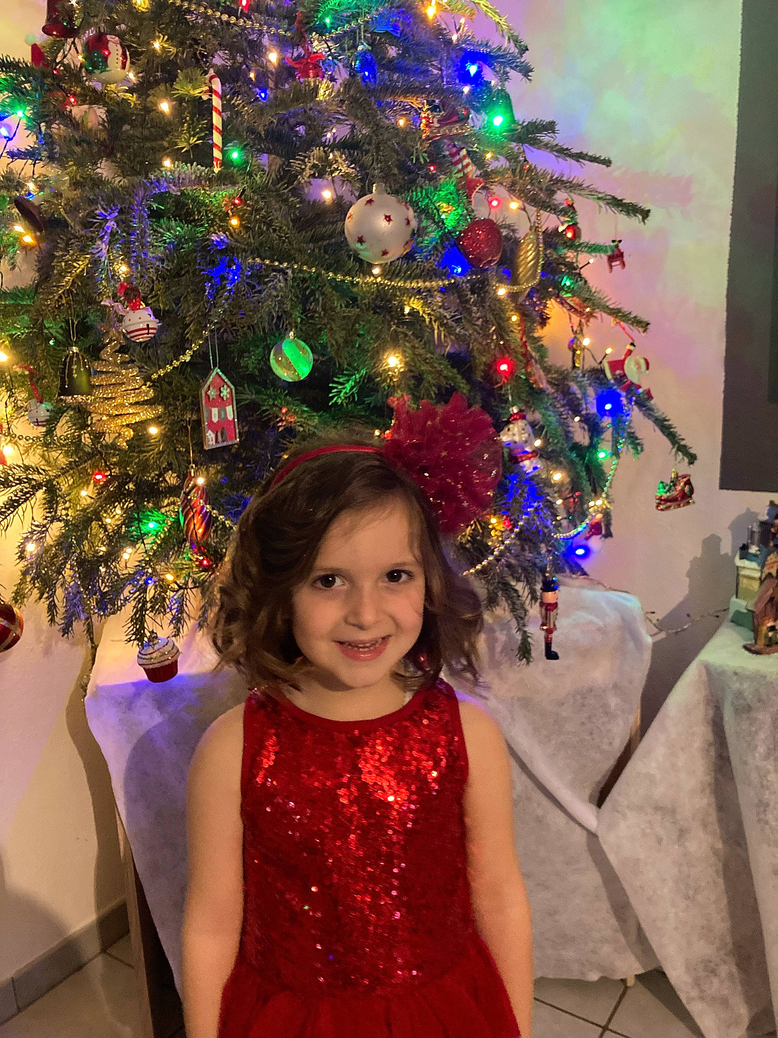 Anna a rejoint le concours — aidez-le/la à gagner de superbes lots ! beauty, christmas_decoration, christmas_ornament, christmas_tree, day_dress, dress, electric_blue, event, evergreen, fun, happy, holiday, holiday_ornament, joy, light, ornament, person, plant, purple, smile