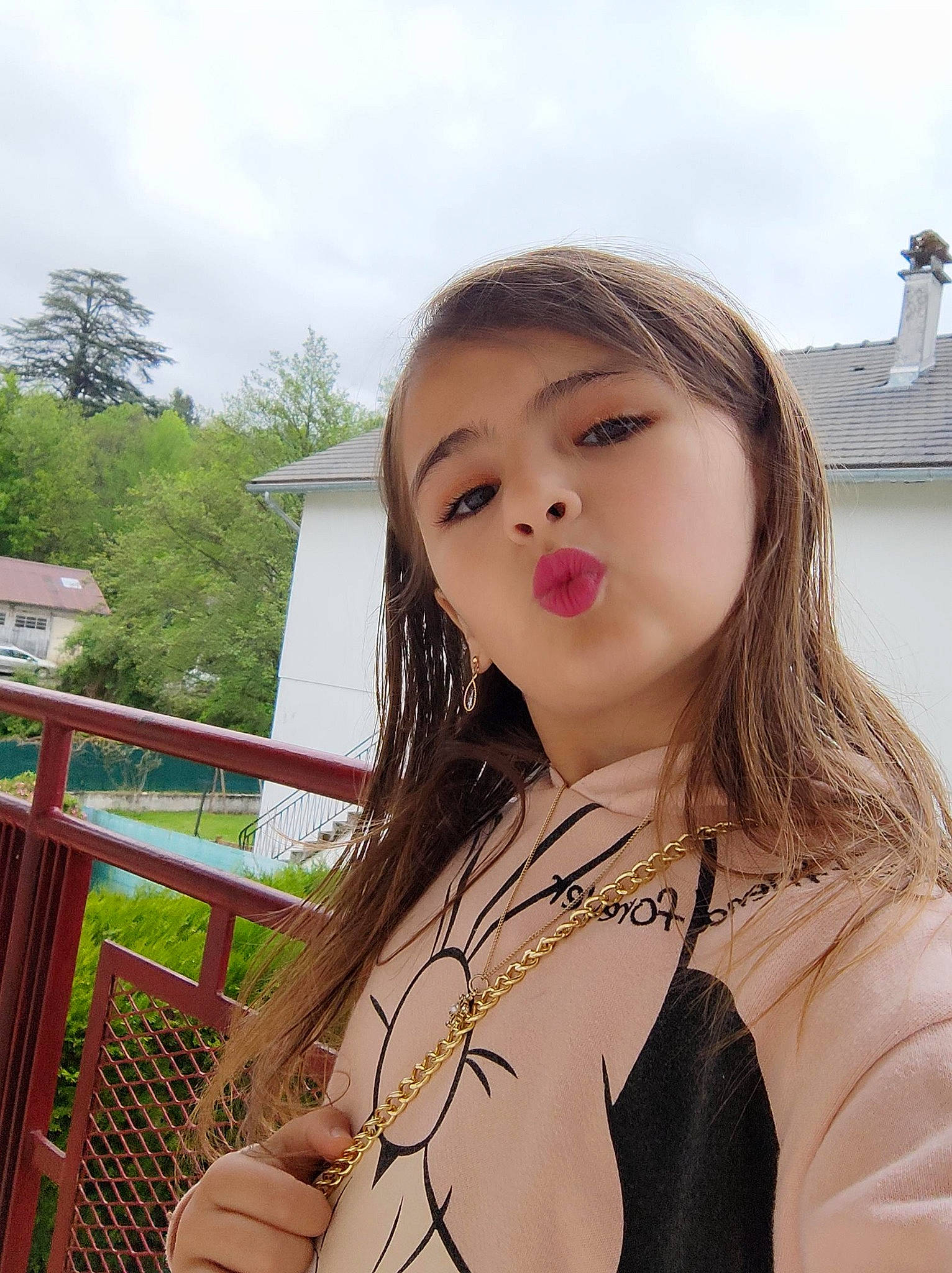 Shanna a rejoint le concours — aidez-le/la à gagner de superbes lots ! black_hair, body_jewelry, eyebrow, eyelash, eyewear, gesture, happy, jewellery, joint, lip, lipstick, long_hair, neck, person, plant, selfie, shoulder, skin, sky, travel