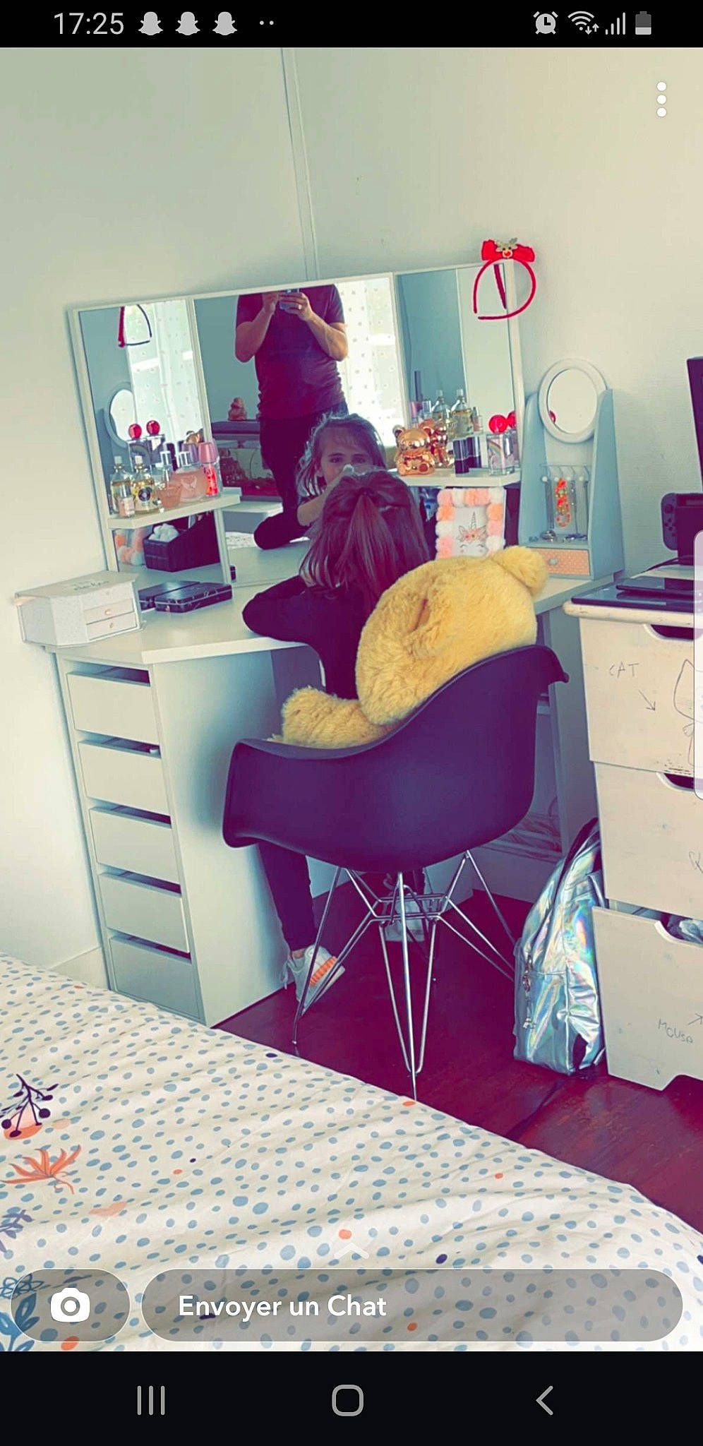 Shanna a rejoint le concours — aidez-le/la à gagner de superbes lots ! armrest, azure, cabinetry, chair, chest_of_drawers, comfort, drawer, floor, flooring, hardwood, hat, interior_design, living_room, material_property, person, product, property, purple, shelf, shelving