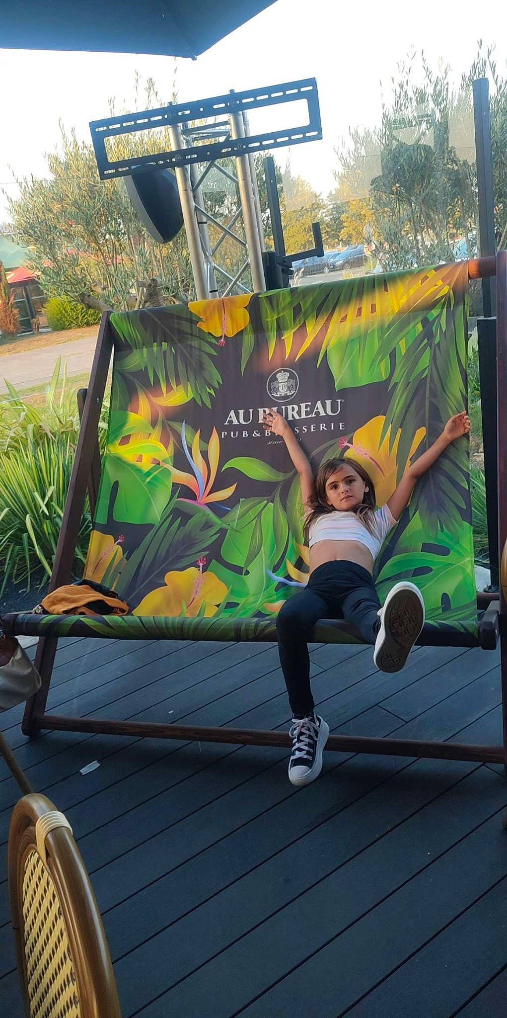 Shanna participe au concours pour gagner de l'argent avec cette photo : advertising, art, artist, automotive_wheel_system, fun, graffiti, grass, knee, leisure, mural, person, physical_fitness, plant, public_space, recreation, shorts, summer, t_shirt, thigh, tree