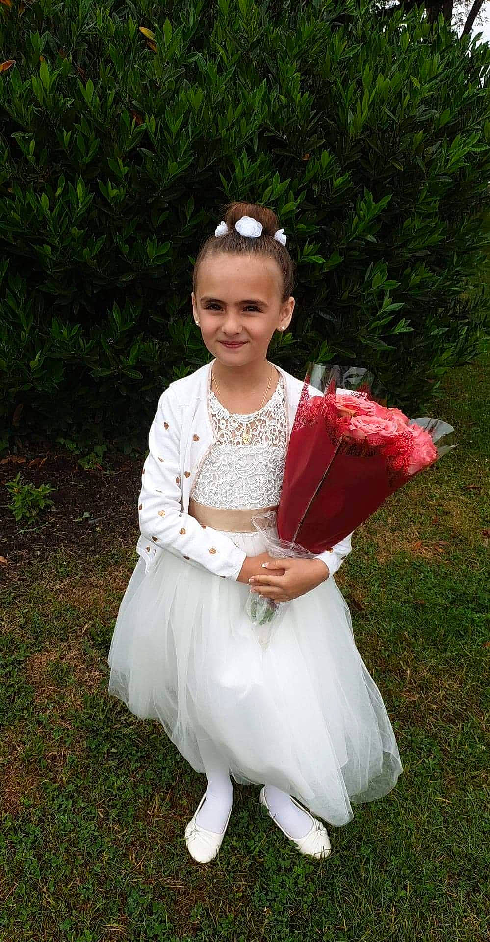 Shanna participe au concours pour gagner de l'argent avec cette photo : baby_toddler_clothing, bridal_accessory, child, day_dress, dress, embellishment, event, formal_wear, goggles, grass, happy, head, headpiece, jewellery, joy, necklace, person, ruffle, sleeve, smile