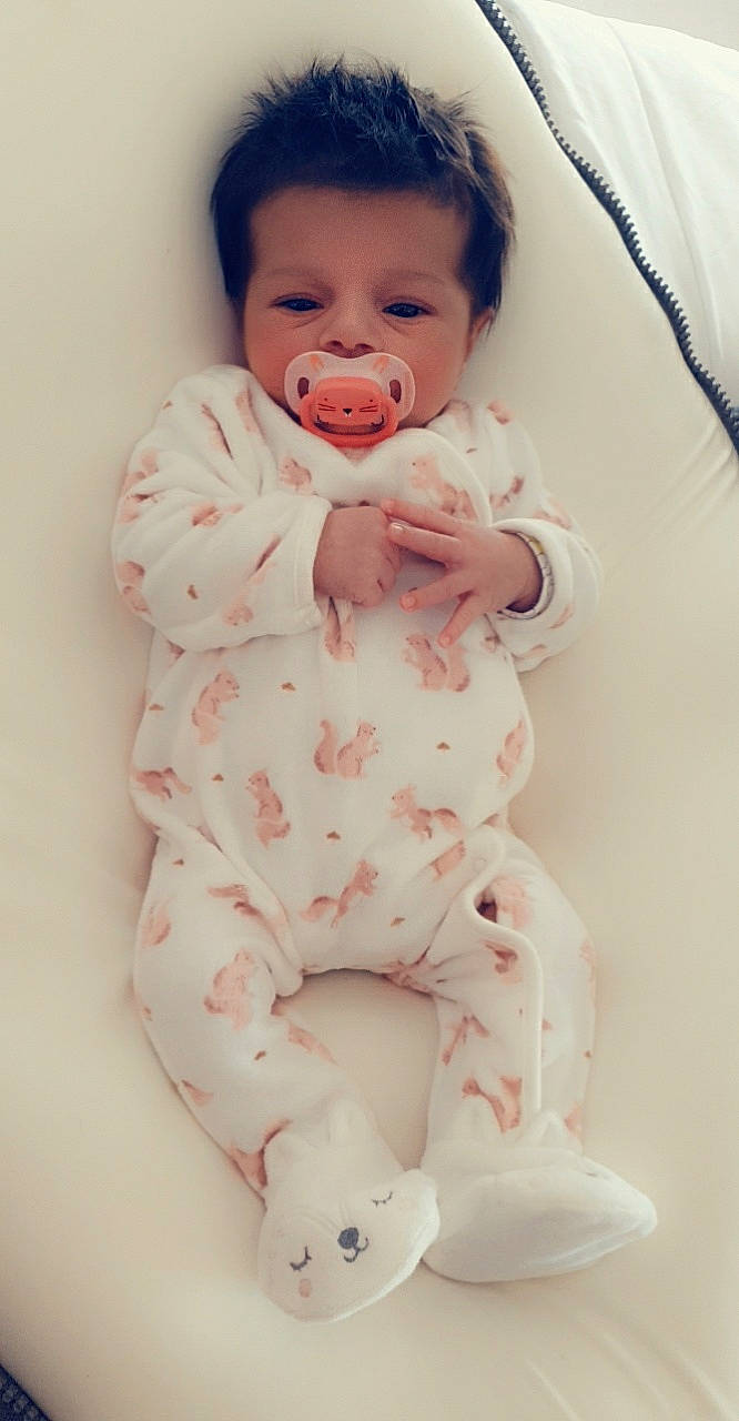 Arïa participe au concours pour gagner de l'argent avec cette photo : baby, baby_safety, baby_sleeping, baby_toddler_clothing, cheek, collar, comfort, eyelash, face, gesture, linens, lip, neck, nose, person, pink, product, skin, sleeve, thumb