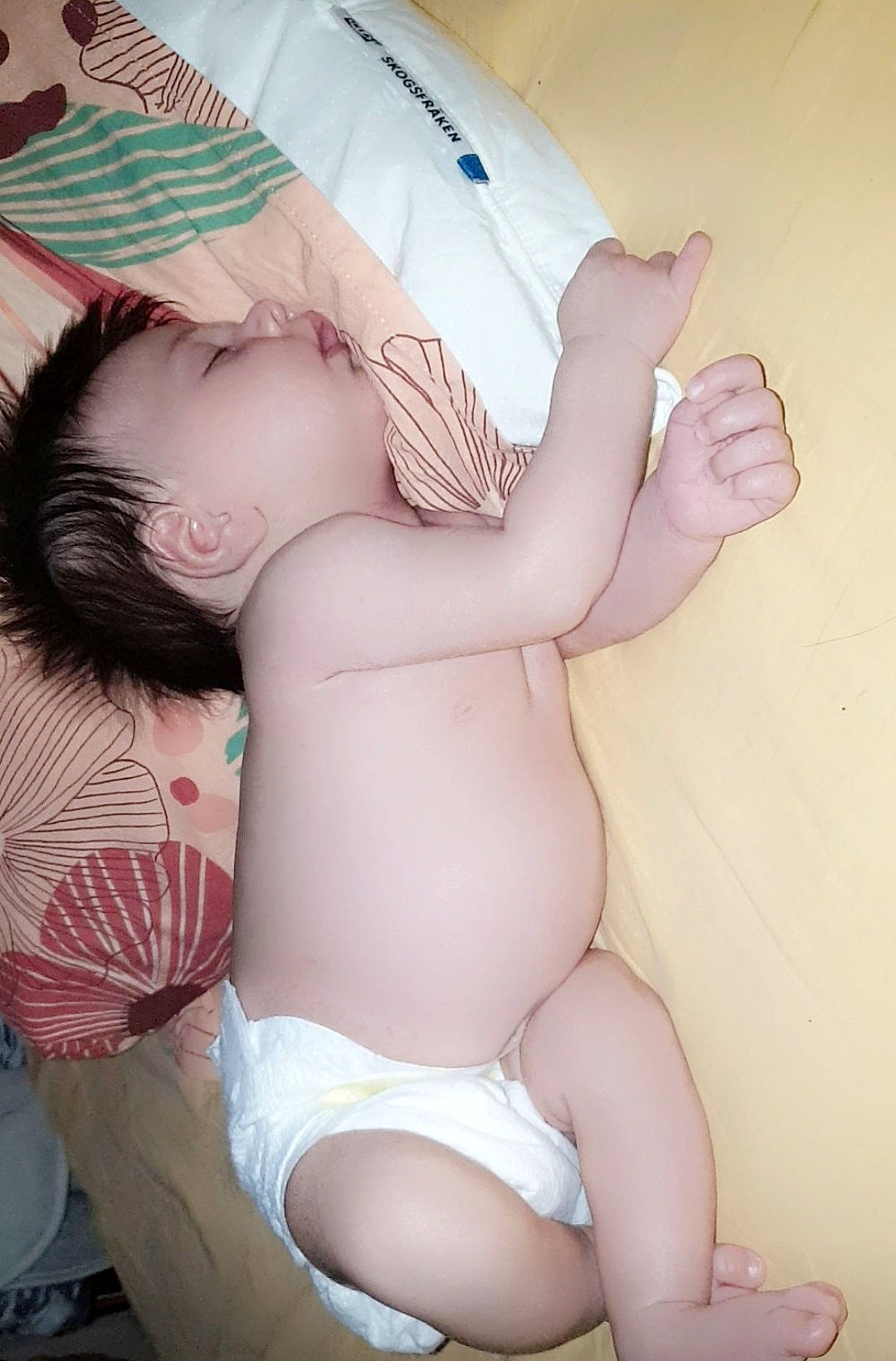 Arïa a rejoint le concours — aidez-le/la à gagner de superbes lots ! abdomen, arm, baby, chest, comfort, eye, facial_expression, finger, human_body, knee, leg, mouth, muscle, person, pink, shoulder, skin, stomach, thigh, toddler