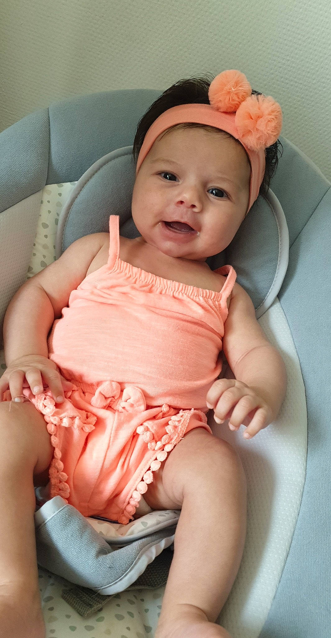 Arïa participe au concours pour gagner de l'argent avec cette photo : baby, baby_toddler_clothing, chair, cheek, comfort, dress, eye, eyelash, finger, head, headwear, human_body, iris, knee, lip, mouth, neck, person, pink, skin