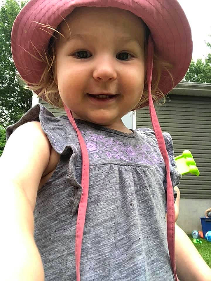 Flavie a rejoint le concours — aidez-le/la à gagner de superbes lots ! blue, cap, eye, grass, green, happy, hat, headgear, headwear, joy, lip, neck, nose, people_in_nature, person, photograph, pink, public_space, skin, smile