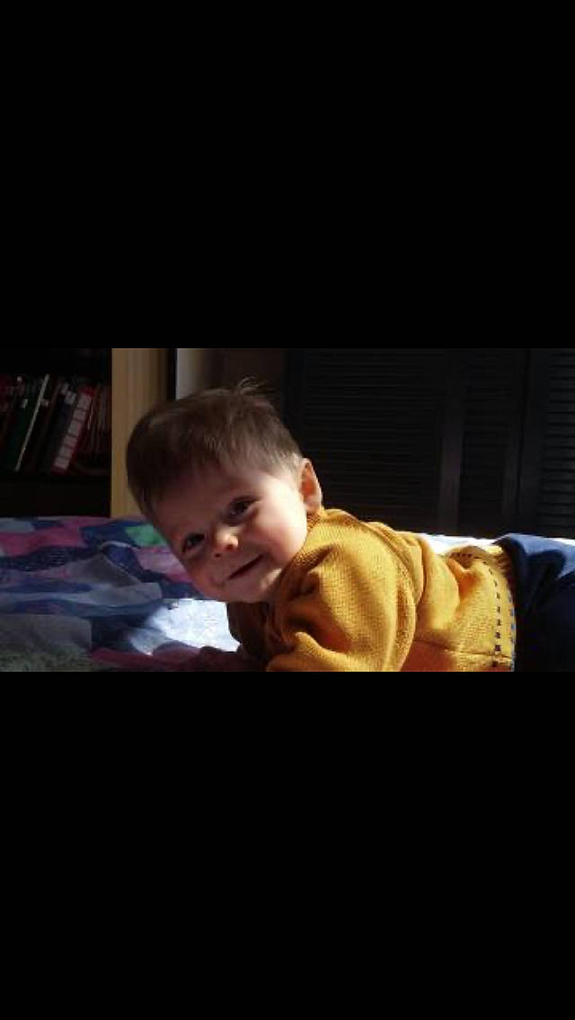 Marius a rejoint le concours — aidez-le/la à gagner de superbes lots ! baby, baby_toddler_clothing, cheek, child, comfort, crawling, darkness, flash_photography, floor, flooring, fun, hardwood, night, person, room, sitting, smile, space, tints_and_shades, toddler