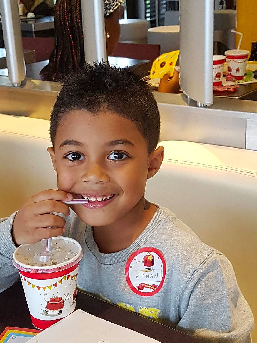 Ethan participe au concours pour gagner de l'argent avec cette photo : child, eating, food, hairstyle, joy, lunch, meal, person, smile, toddler