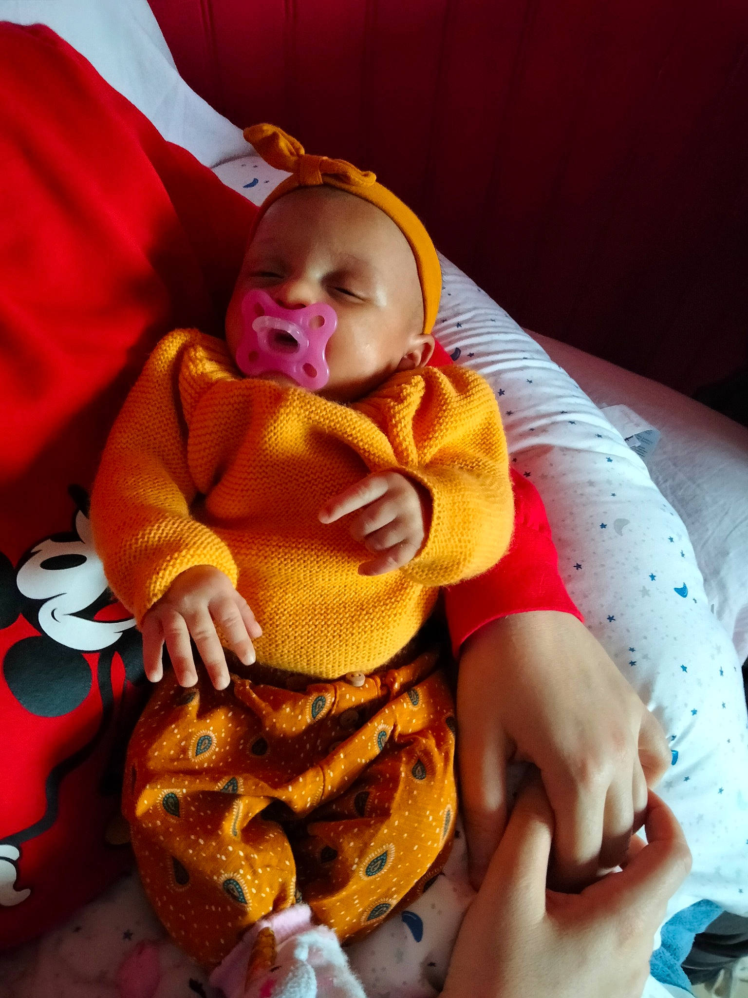 Sïana a rejoint le concours — aidez-le/la à gagner de superbes lots ! baby, baby_products, baby_sleeping, baby_toddler_clothing, child, comfort, fawn, finger, fun, happy, linens, mammal, nail, orange, person, room, skin, stuffed_toy, textile, toddler