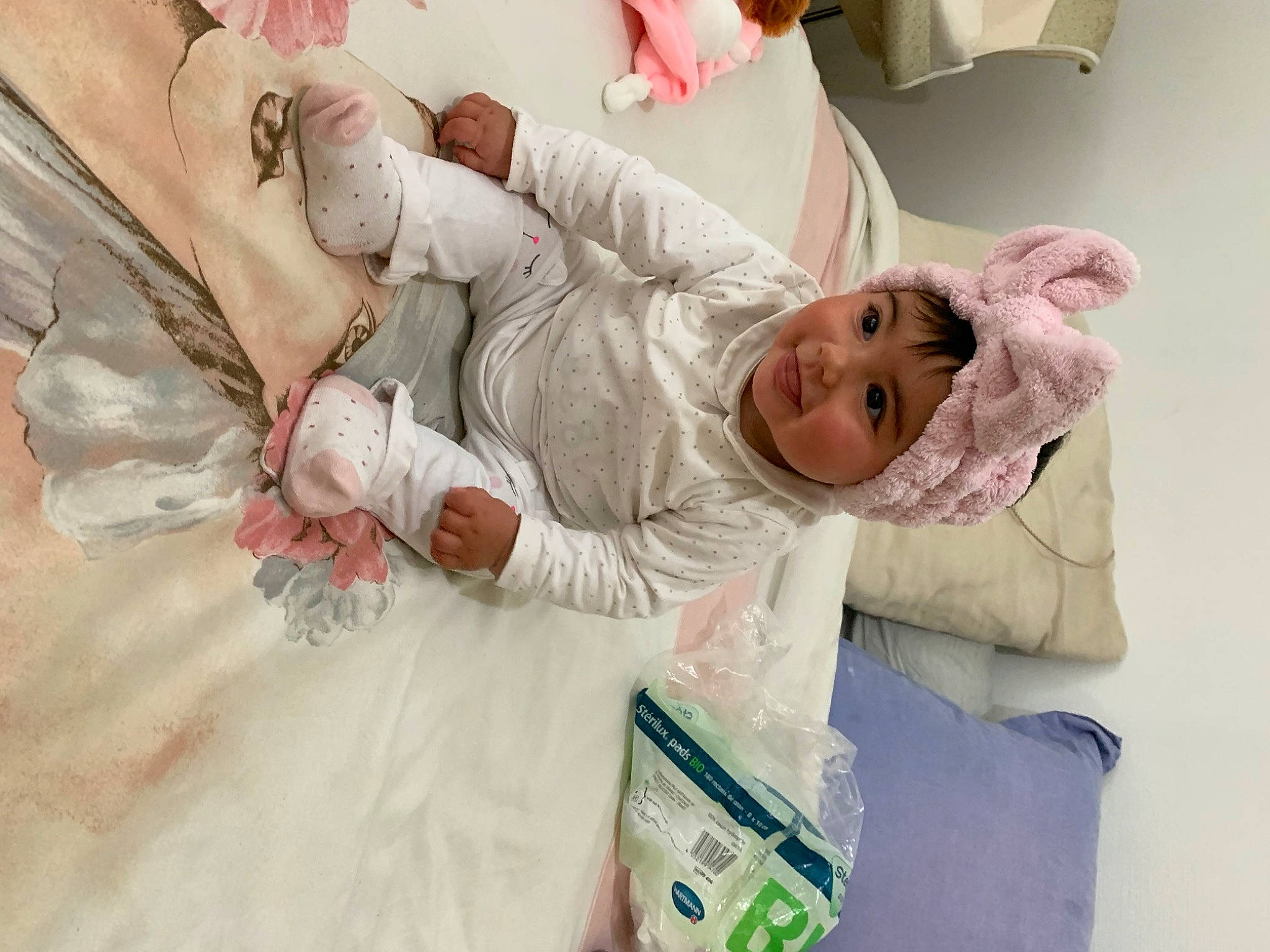 Lexie a rejoint le concours — aidez-le/la à gagner de superbes lots ! abdomen, baby, bed, bedding, child, comfort, event, fun, fur, gesture, happy, headwear, health_care, hospital, joy, linens, medical, patient, person, pink