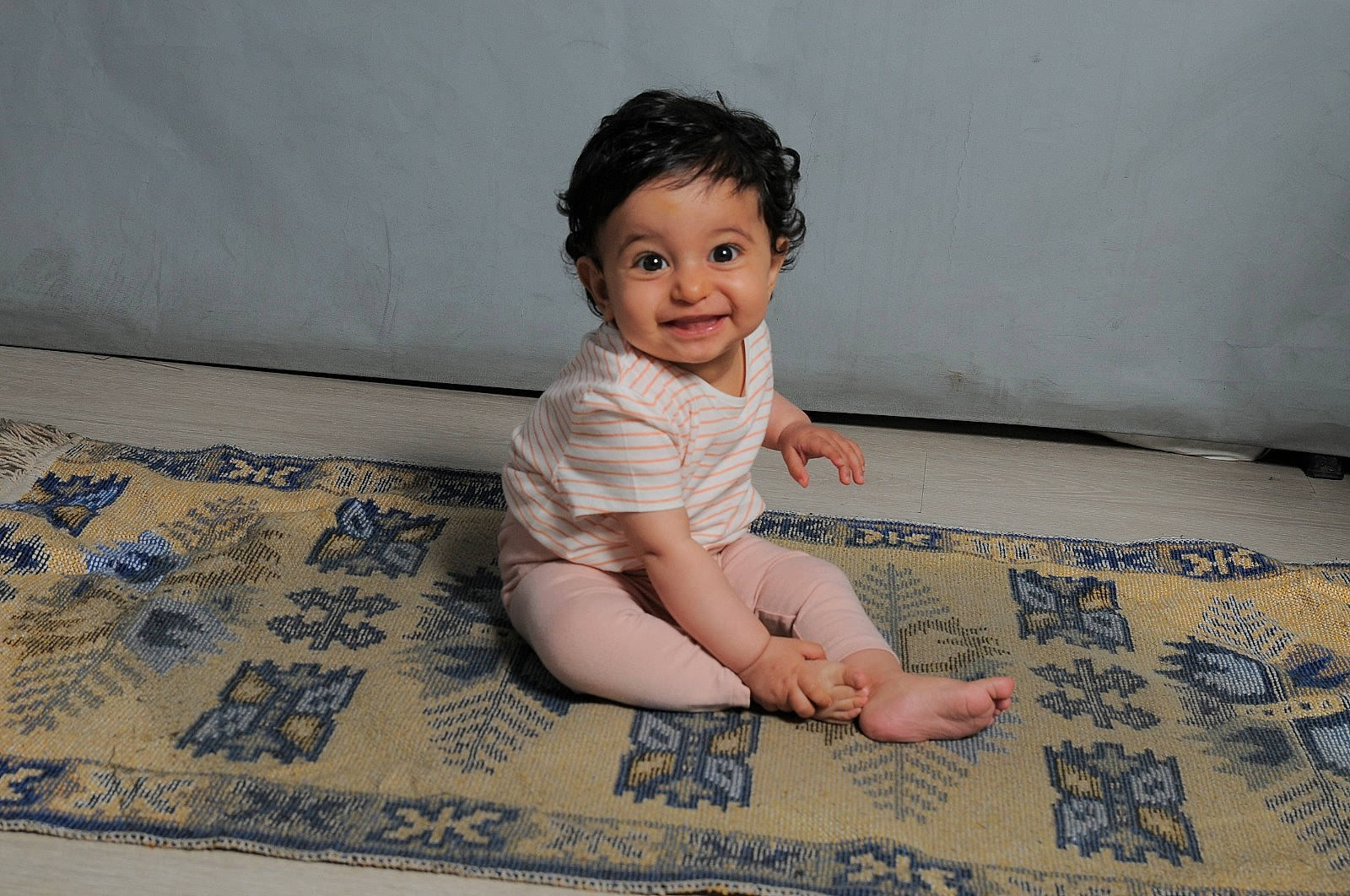 Aylin a rejoint le concours — aidez-le/la à gagner de superbes lots ! baby, baby_toddler_clothing, cheek, child, comfort, dress, flash_photography, floor, flooring, foot, fun, happy, human_leg, joy, linens, pattern, person, skin, sleeve, smile