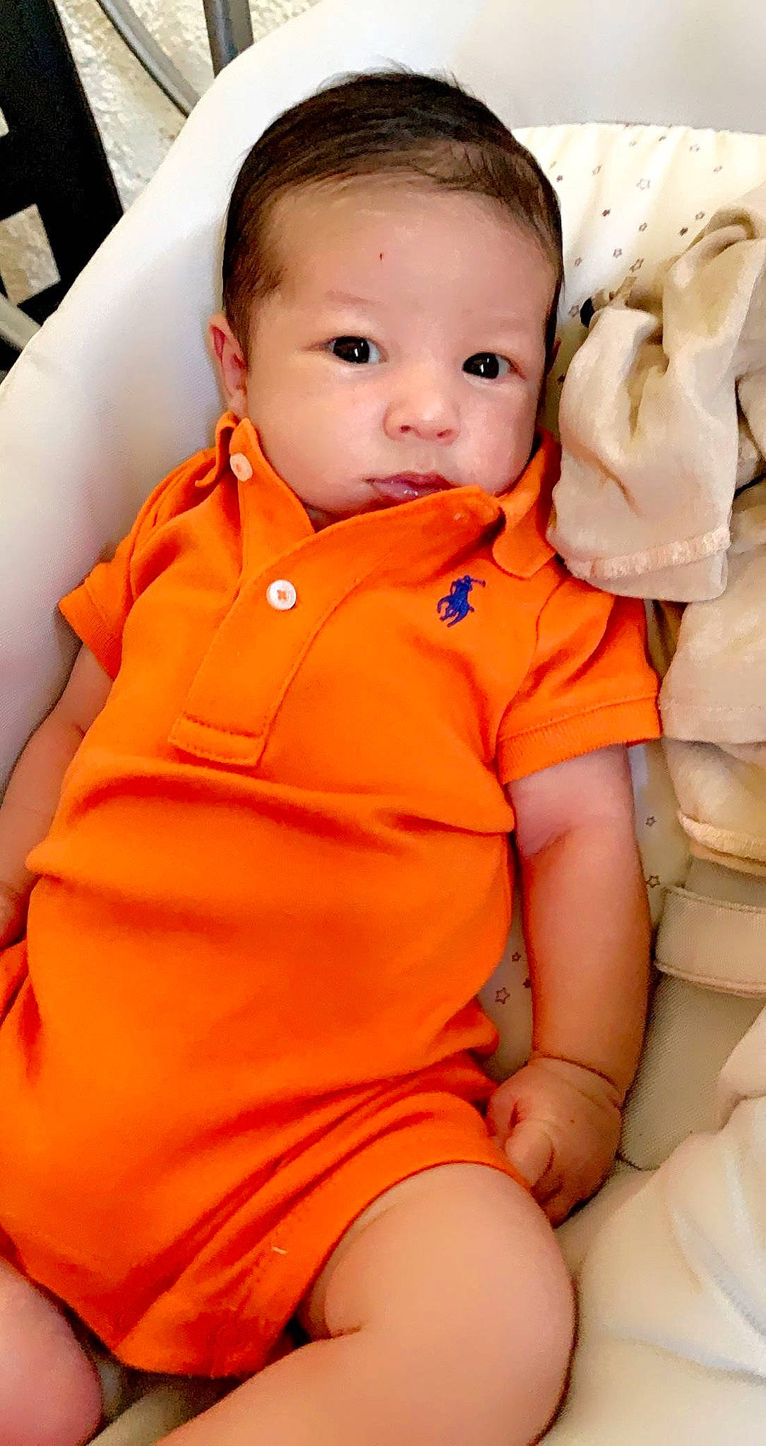 Gianny participe au concours pour gagner de l'argent avec cette photo : arm, baby_toddler_clothing, cheek, comfort, eye, face, hand, head, human_body, iris, lip, mouth, neck, nose, orange, organ, person, skin, sleeve, stomach