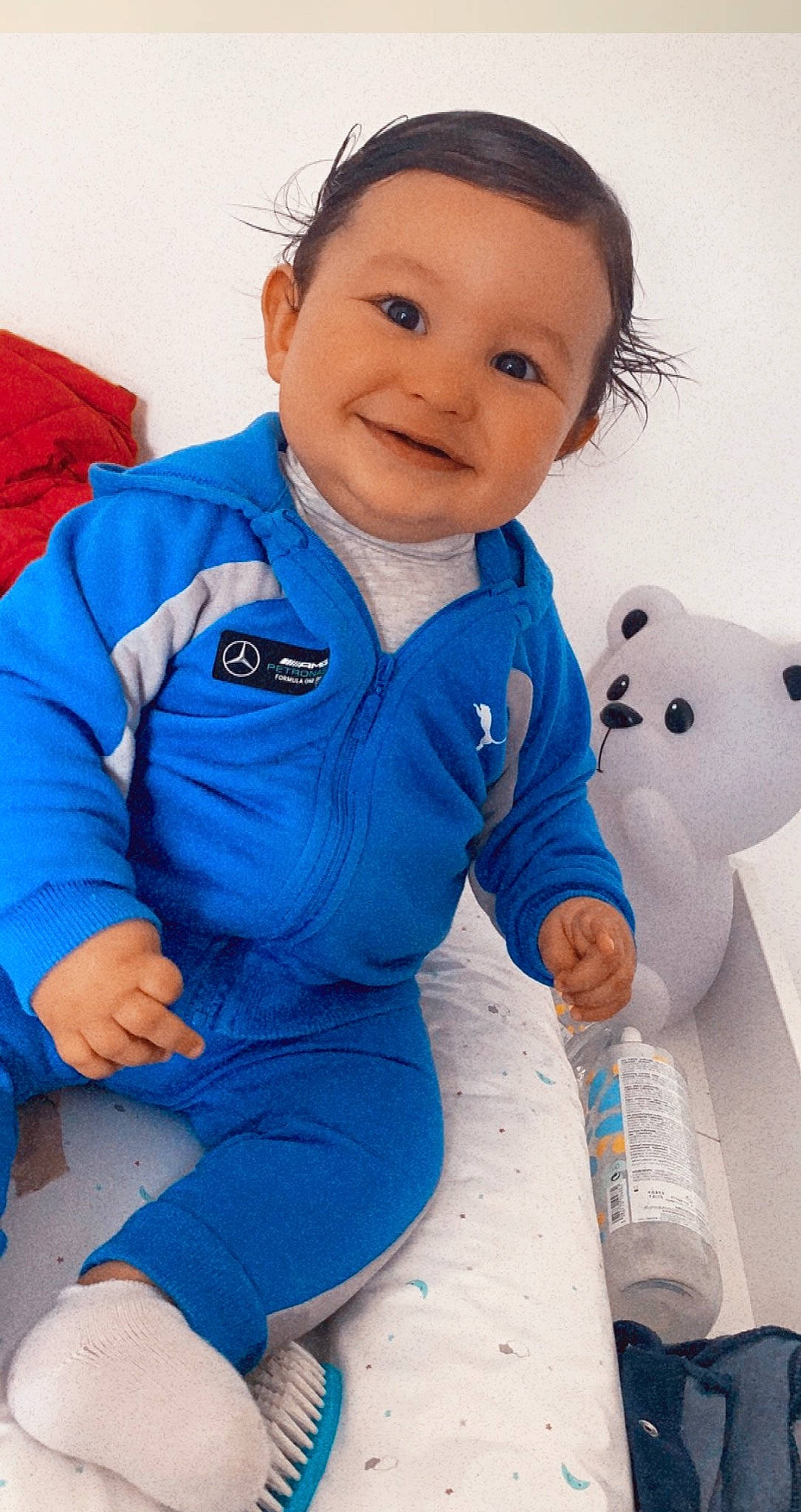 Gianny a rejoint le concours — aidez-le/la à gagner de superbes lots ! arm, azure, baby_toddler_clothing, blue, cool, eye, face, gesture, happy, head, joy, nose, organ, outerwear, person, skin, sleeve, smile, t_shirt, textile