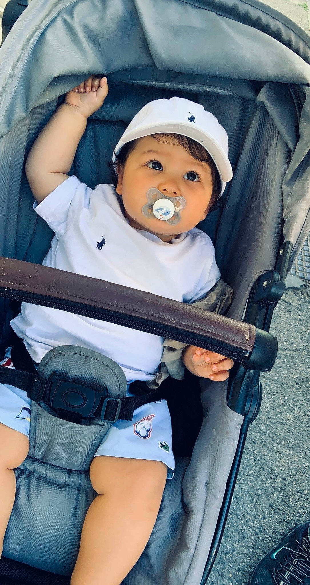 Gianny a rejoint le concours — aidez-le/la à gagner de superbes lots ! baby, baby_carriage, baby_products, baby_safety, baby_toddler_clothing, child, comfort, cool, elbow, electric_blue, fun, hat, headwear, human_body, human_leg, person, personal_protective_equipment, product, shorts, thigh