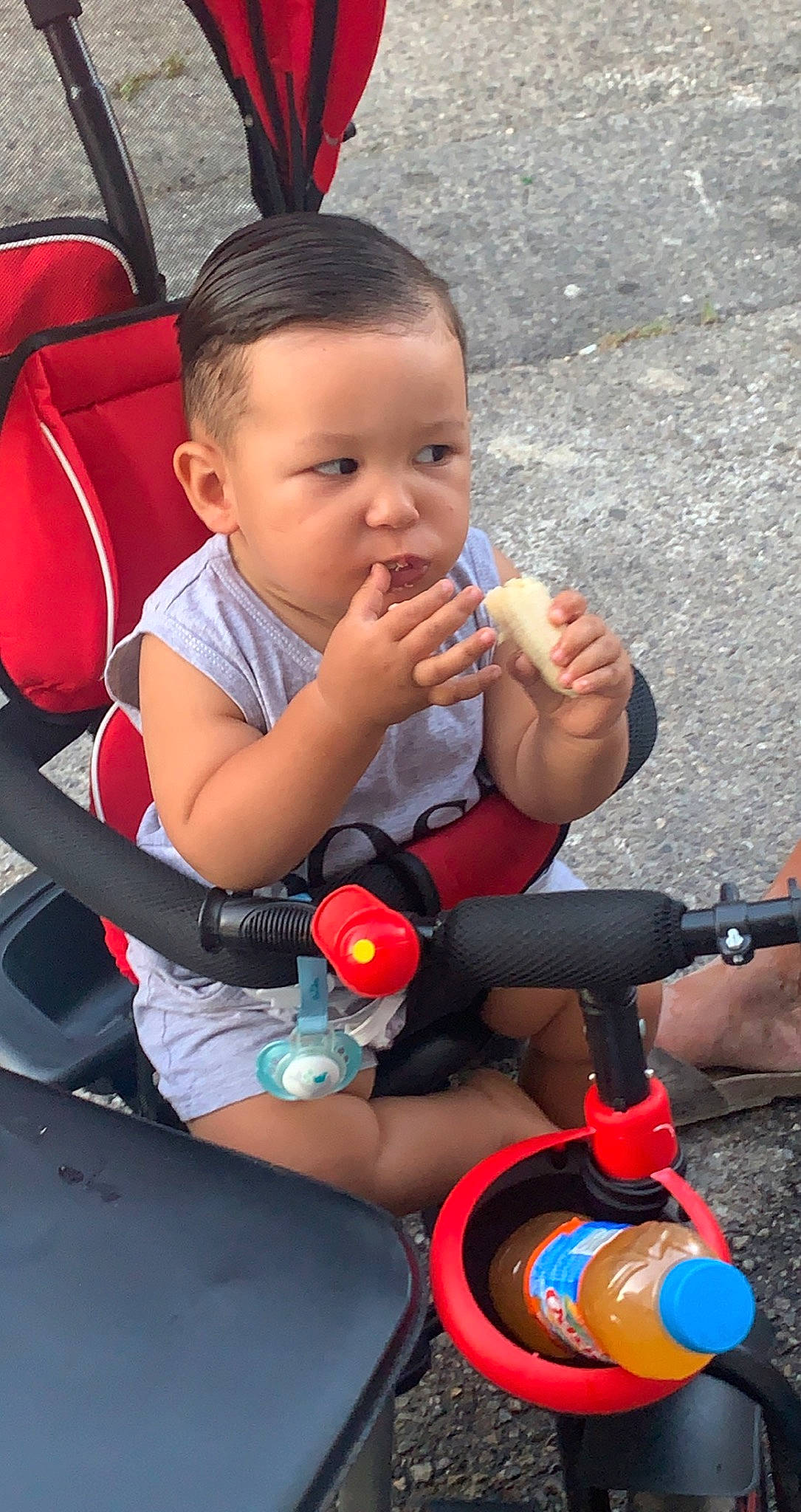 Gianny participe au concours pour gagner de l'argent avec cette photo : baby, baby_products, child, finger, fun, hand, human_leg, lap, leg, leisure, motor_vehicle, person, recreation, shorts, sitting, sneakers, thigh, thumb, tire, toddler