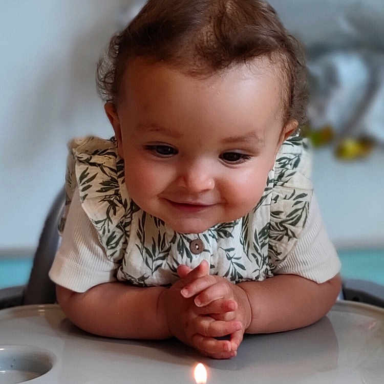 Liya participe au concours pour gagner de l'argent avec cette photo : baby, birthdaycake, bodypart, bread, cake, candle, cream, cutlery, dessert, face, finger, food, hand, head, icing, meal, people, person, photography, portrait