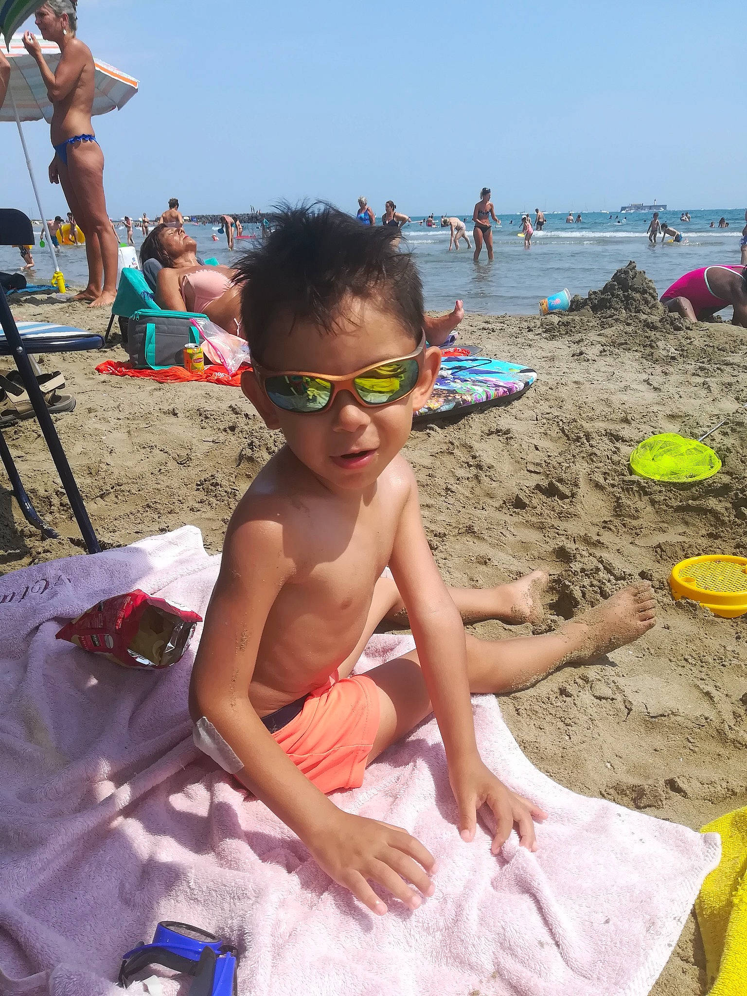 Timéo a rejoint le concours — aidez-le/la à gagner de superbes lots ! beach, child, fun, leisure, person, play, sand, sea, spring_break, summer, sun_tanning, tourism, vacation