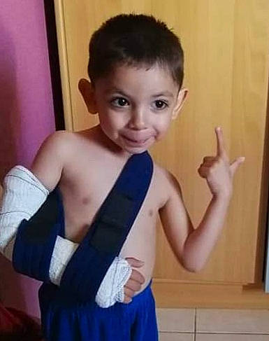 Timéo participe au concours pour gagner de l'argent avec cette photo : arm, beauty, cheek, child, eyebrow, face, facial_expression, finger, forehead, hair, hairstyle, head, joint, muscle, nose, person, shoulder, skin, standing, thumb