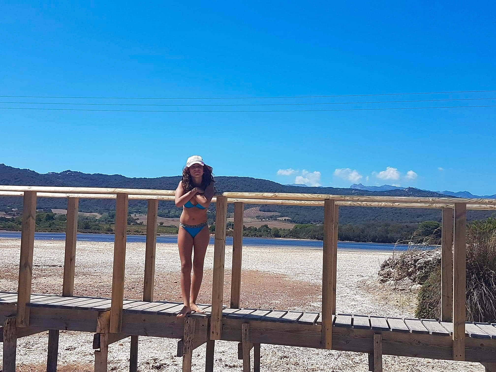 Alana a rejoint le concours — aidez-le/la à gagner de superbes lots ! beach, blue, headwear, human_leg, leg, leisure, ocean, person, photography, sea, shorts, sky, summer, thigh, tourism, vacation