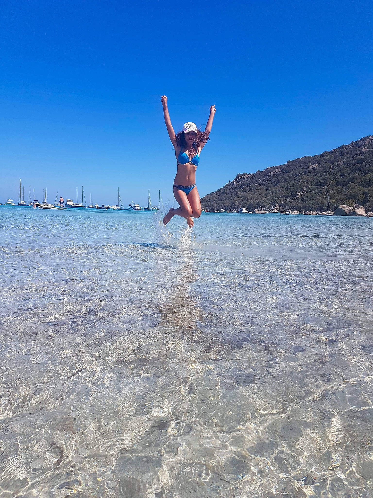 Alana participe au concours pour gagner de l'argent avec cette photo : beach, coast, coastal_and_oceanic_landforms, diving, flip_acrobatic, fun, happy, headwear, holiday, joy, jumping, lake, mountain, ocean, person, recreation, sea, sky, summer, sunlight