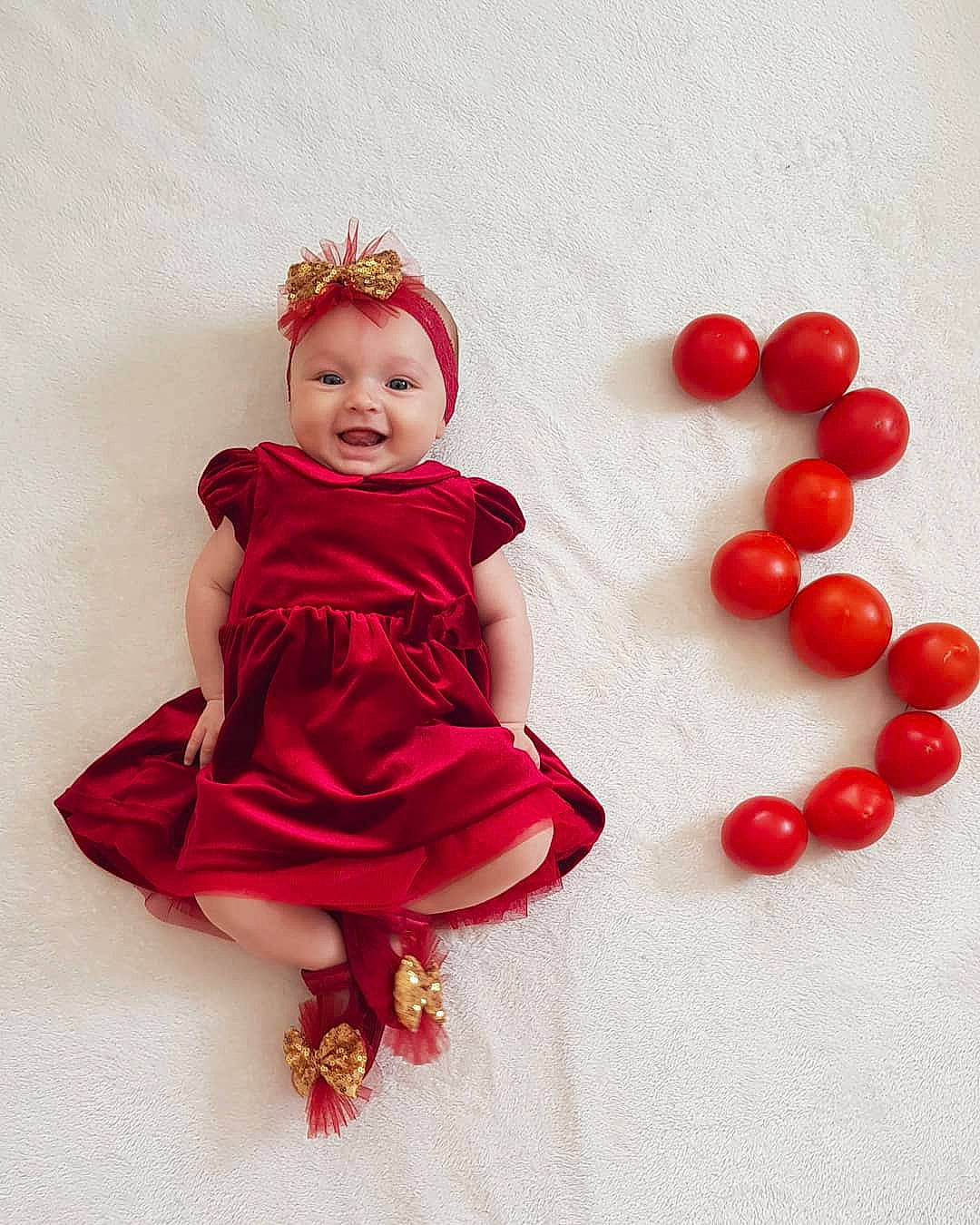 Stina a rejoint le concours — aidez-le/la à gagner de superbes lots ! arm, baby, baby_toddler_clothing, balloon, child, clothing, day_dress, dress, embellishment, event, fashion_accessory, flash_photography, happy, headwear, magenta, pattern, peach, person, pink, red