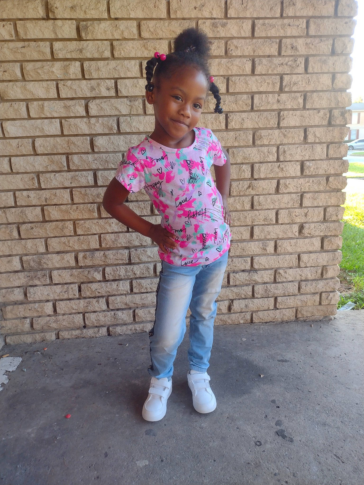 Denver is registered to the contest to win money with this photo: arm, child, clothing, cool, denim, face, hair, happy, head, joint, joy, magenta, person, pink, plant, shoulder, sleeve, smile, standing, t_shirt