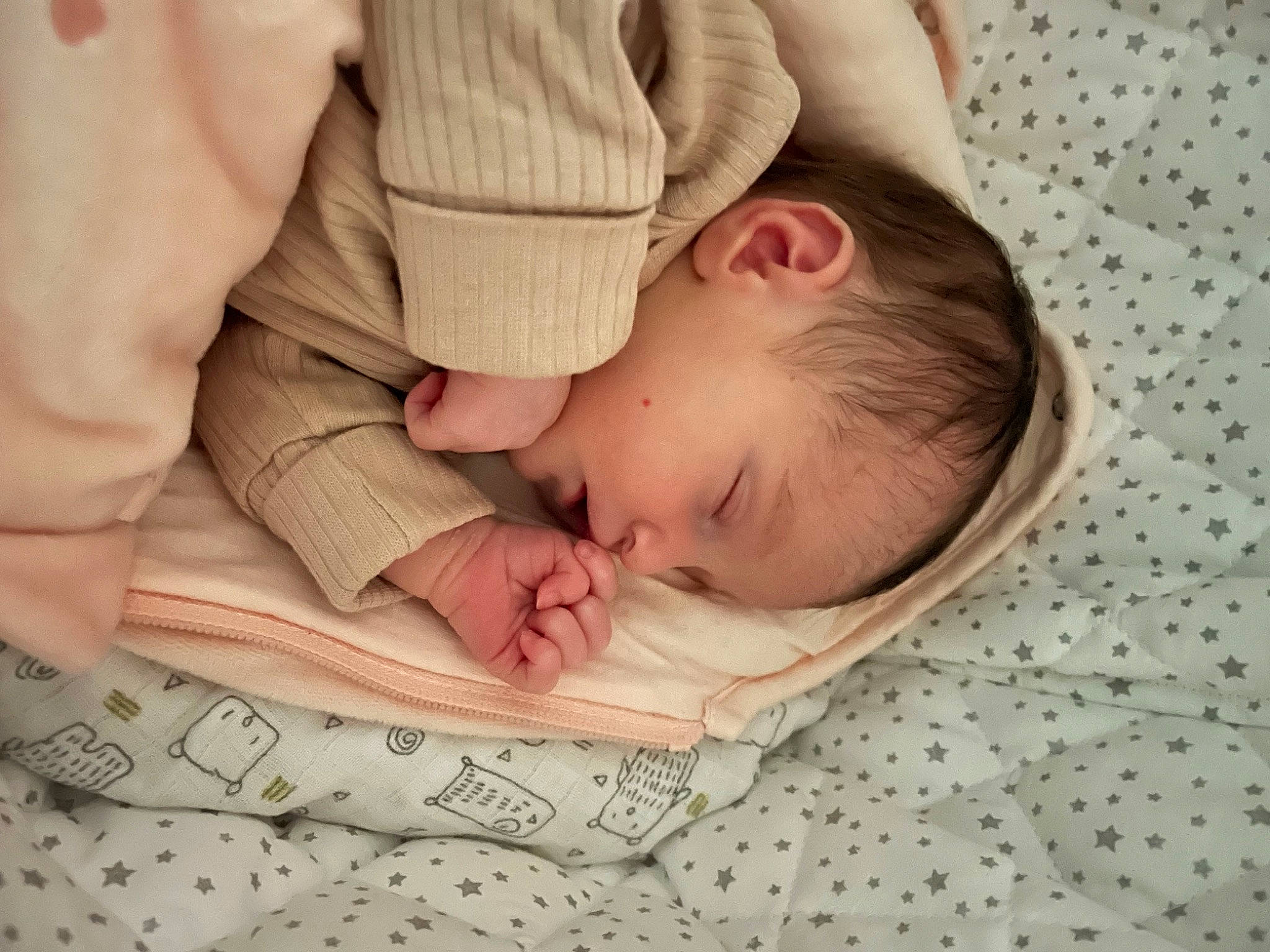 Ninon a rejoint le concours — aidez-le/la à gagner de superbes lots ! baby, baby_products, baby_toddler_clothing, bedtime, cheek, child, comfort, event, finger, gesture, grass, hand, head, pattern, person, skin, sleep, sleeve, thumb, toddler