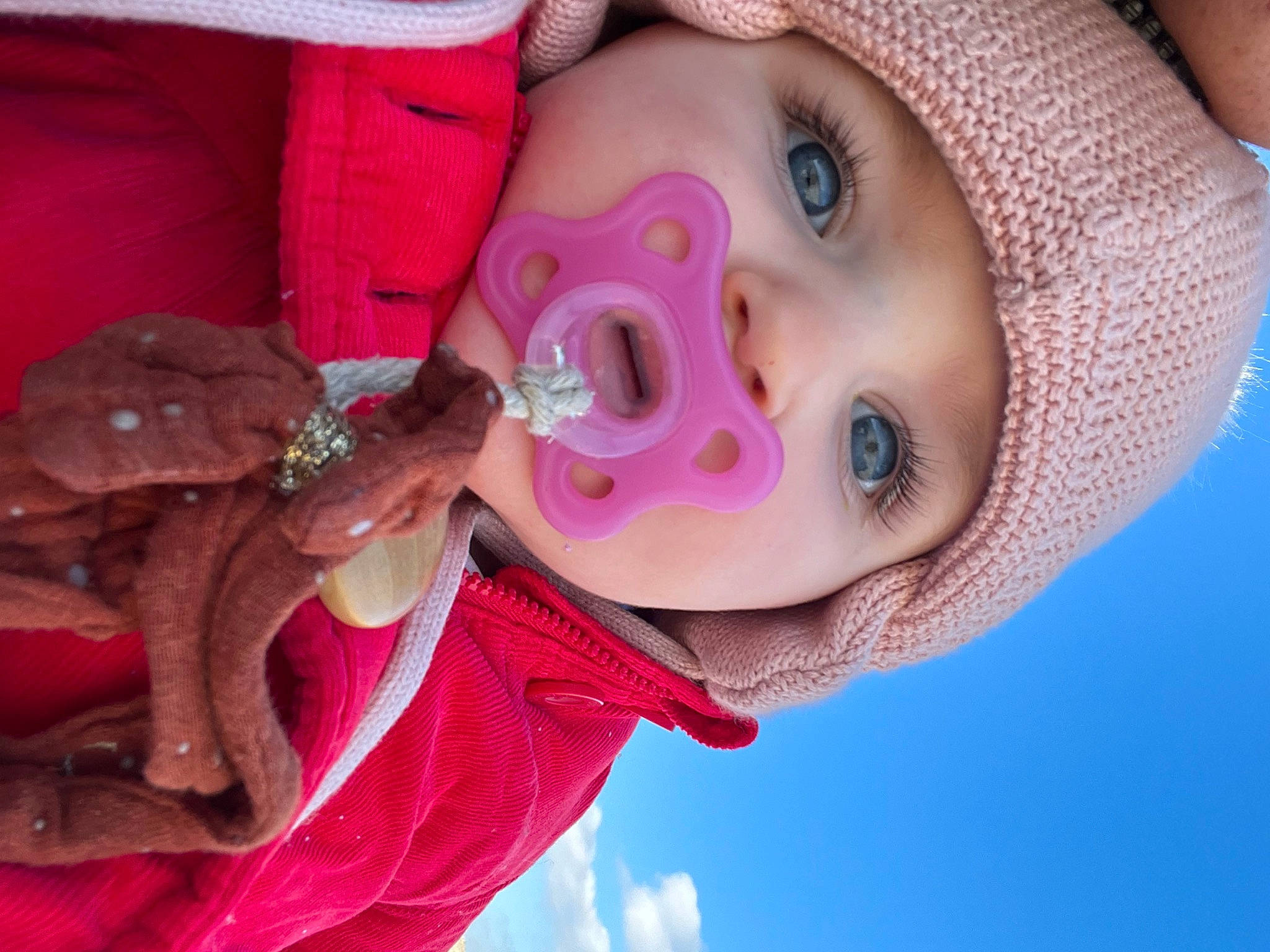 Ninon a rejoint le concours — aidez-le/la à gagner de superbes lots ! cheek, chin, eye, eyebrow, eyelash, eyewear, face, facial_expression, happy, headwear, iris, lip, mouth, neck, nose, organ, person, pink, skin, sky