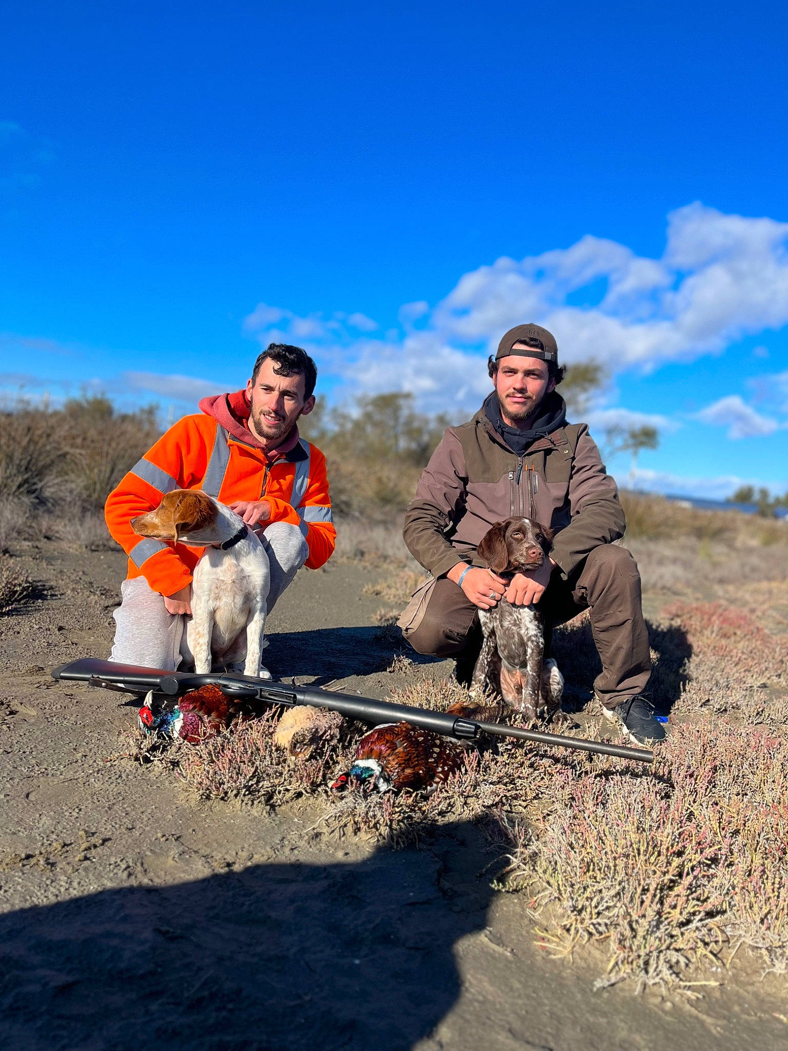 Ninon participe au concours pour gagner de l'argent avec cette photo : adventure, cloud, fun, grassland, hat, headwear, hill, landscape, leisure, people_in_nature, person, recreation, sitting, sky, soil, steppe, travel, walking