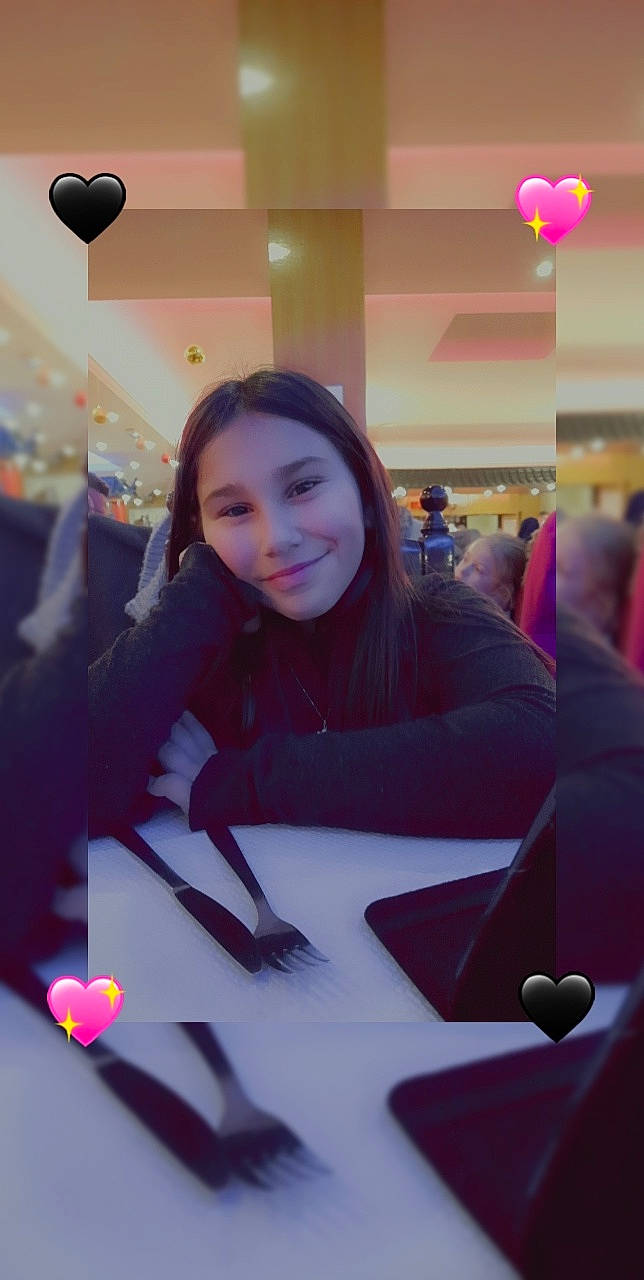 Séréna a rejoint le concours — aidez-le/la à gagner de superbes lots ! automotive_design, beauty, design, event, eyewear, fashion, fun, hairstyle, happy, human, joy, leisure, light, long_hair, magenta, person, photograph, purple, recreation, skin