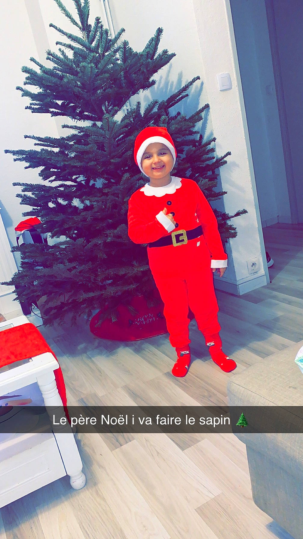 Zayden a rejoint le concours — aidez-le/la à gagner de superbes lots ! christmas, christmas_decoration, christmas_eve, christmas_ornament, christmas_tree, conifer, door, electric_blue, event, evergreen, flooring, happy, hat, headwear, holiday, holiday_ornament, joy, person, plant, santa_claus