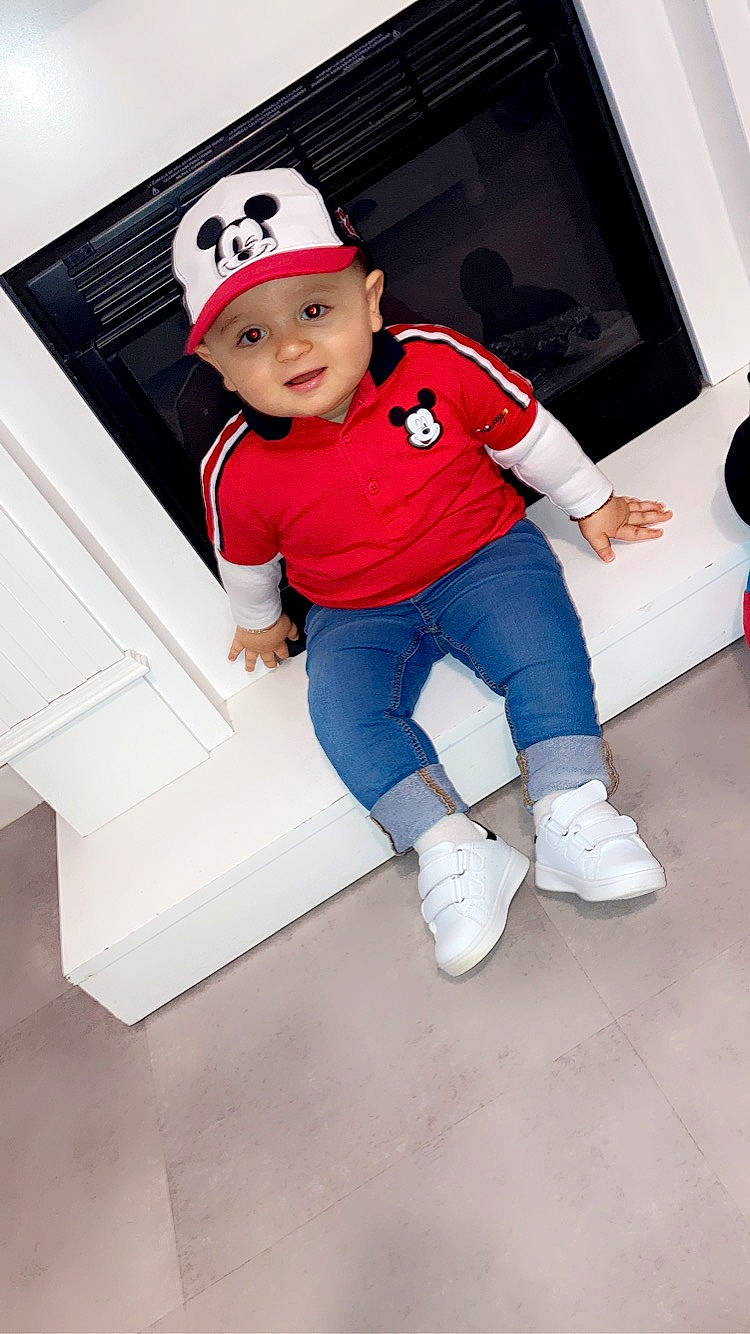 Zayden participe au concours pour gagner de l'argent avec cette photo : baby_toddler_clothing, baseball_cap, cap, carmine, child, electric_blue, face, flash_photography, flooring, fun, hat, headwear, knee, person, shoe, sitting, sleeve, sneakers, sock, t_shirt