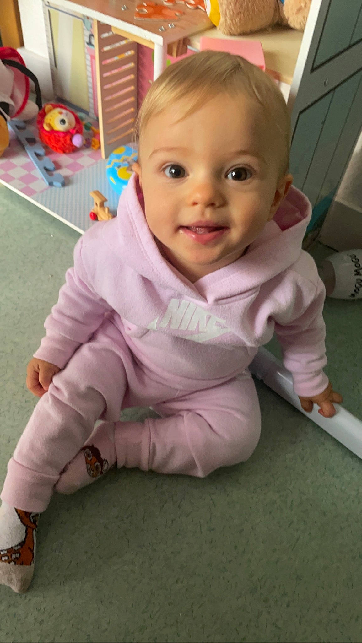 Giulia a rejoint le concours — aidez-le/la à gagner de superbes lots ! baby, baby_toddler_clothing, cheek, child, crawling, eye, flooring, fun, grass, happy, head, iris, joy, nose, person, room, sitting, skin, smile, toddler