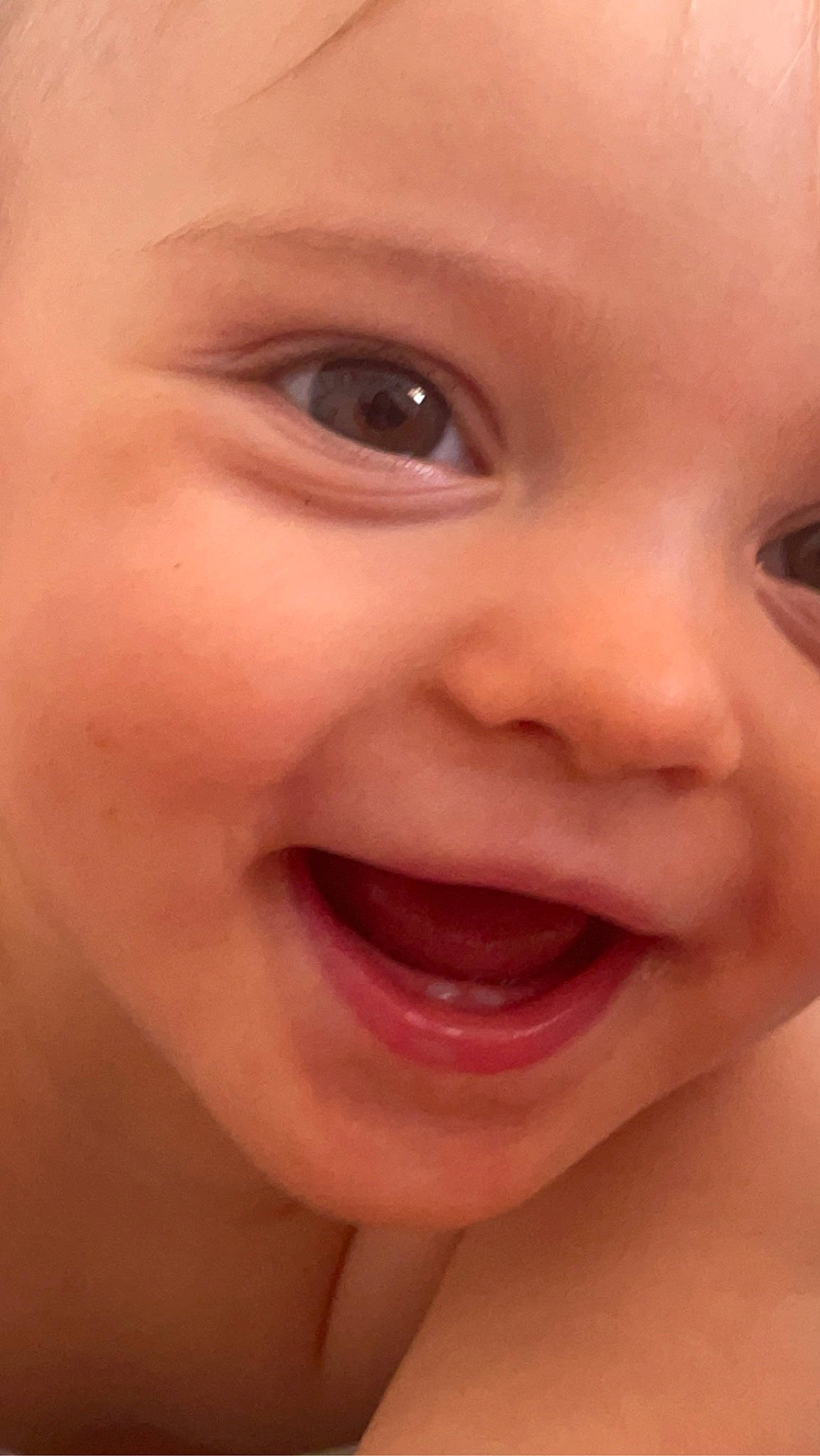 Giulia participe au concours pour gagner de l'argent avec cette photo : cheek, chin, ear, eye, eyebrow, eyelash, face, facial_expression, forehead, gesture, happy, iris, jaw, lip, mouth, neck, nose, person, skin, smile