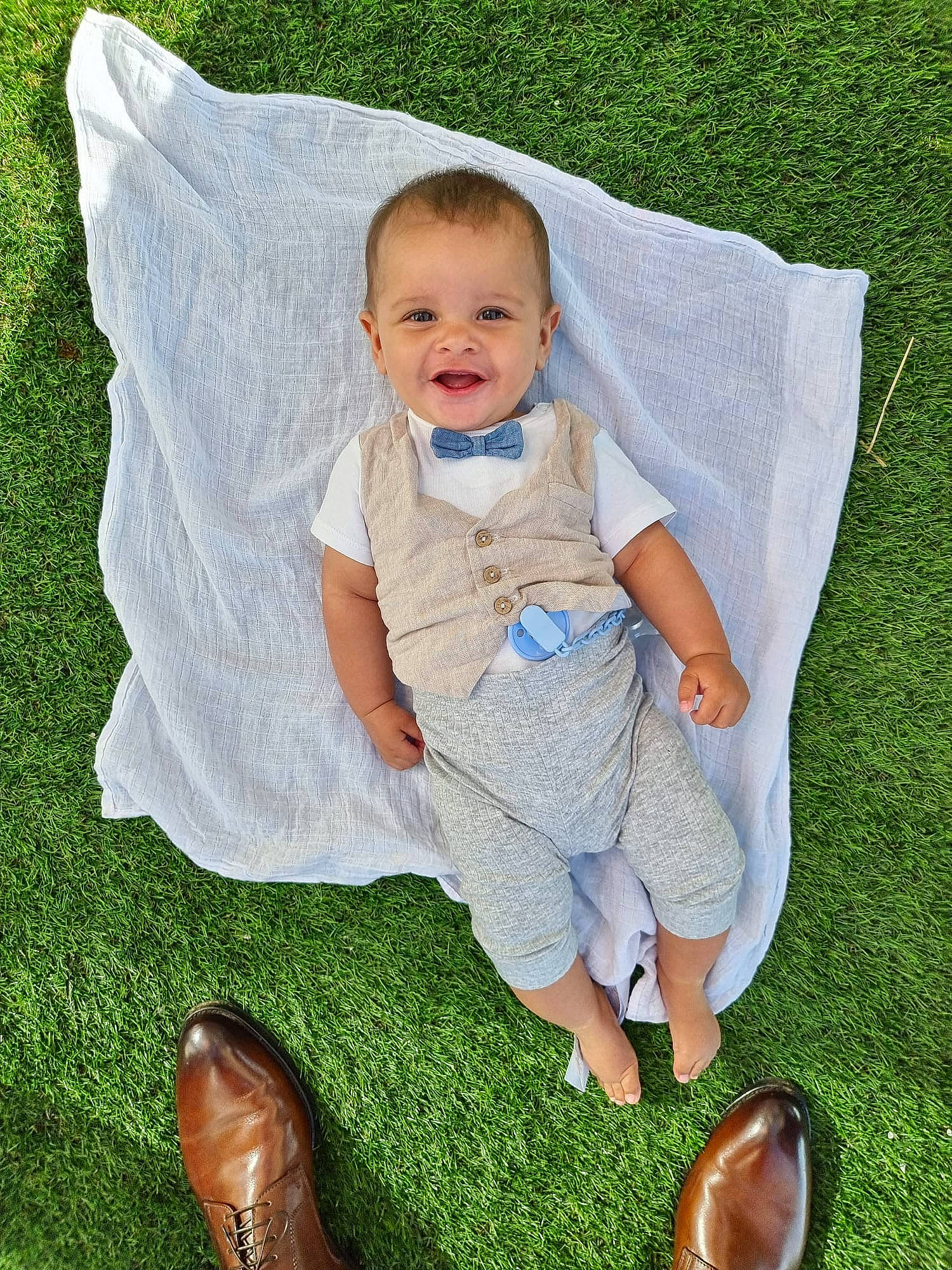 Marlon participe au concours pour gagner de l'argent avec cette photo : baby, baby_toddler_clothing, child, comfort, face, foot, footwear, grass, happy, human_leg, lawn, mammal, people_in_nature, person, photograph, product, sandal, smile, textile, toddler