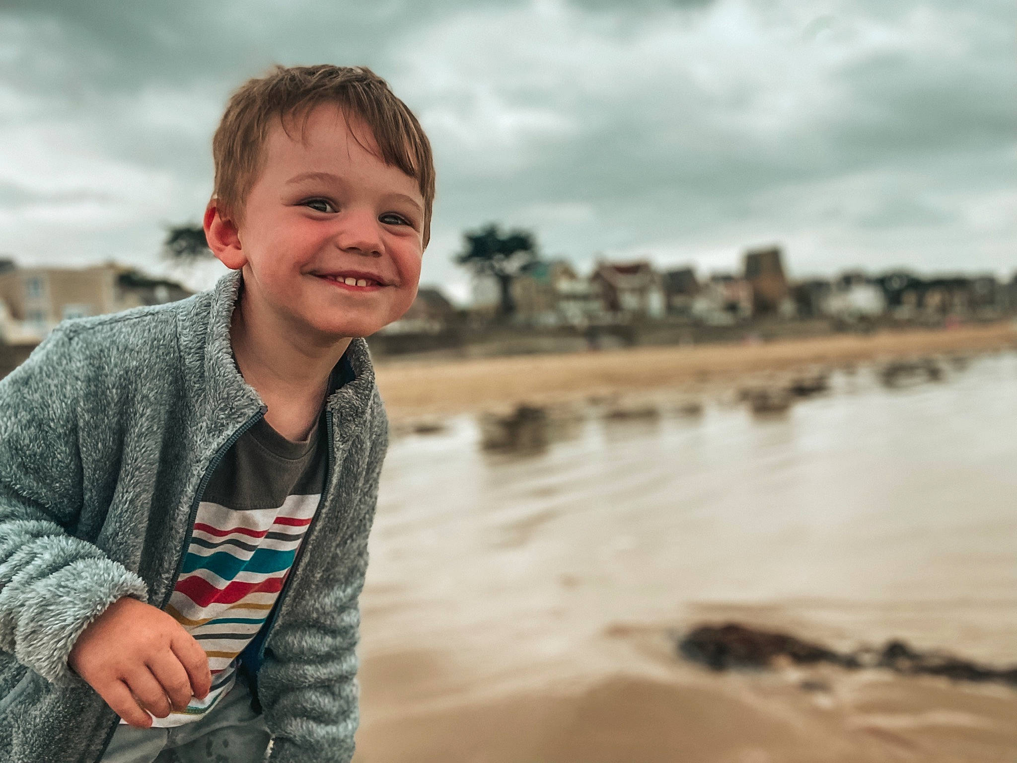 Tyméo participe au concours pour gagner de l'argent avec cette photo : beach, child, cloud, coast, flash_photography, fun, happy, horizon, joy, lake, leisure, ocean, person, sand, skin, sky, smile, toddler, tourism, travel