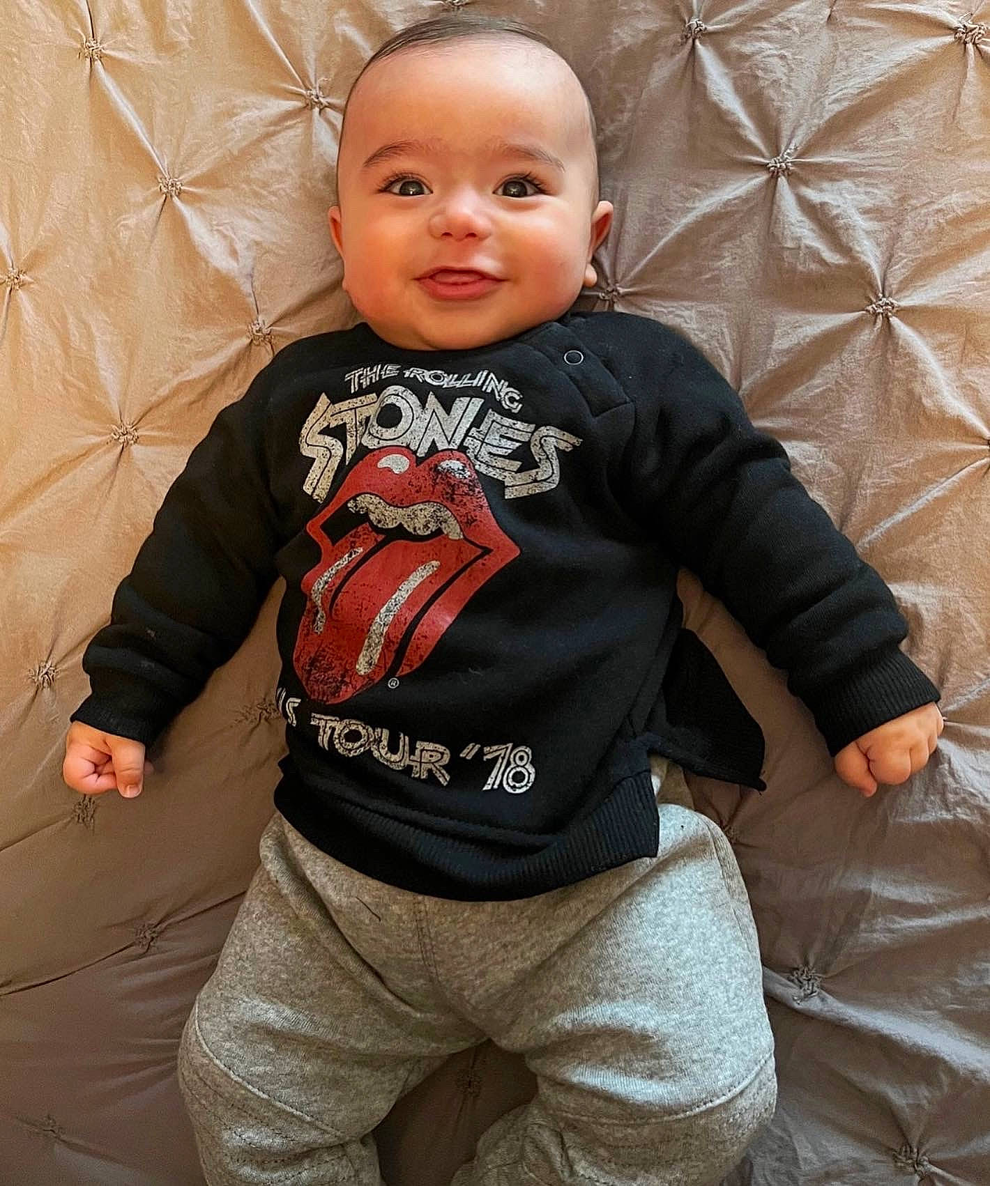 Kalel is registered to the contest to win money with this photo: baby, baby_toddler_clothing, child, comfort, cool, elbow, flash_photography, hairstyle, happy, human_body, neck, outerwear, person, shoulder, skin, sleeve, smile, t_shirt, thigh, toddler